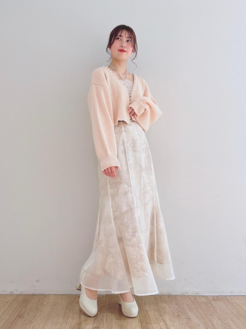 「フェミニン、マーメイドスカート、MAJESTIC LEGON、シアー、マジェスティックレゴン、骨格ウェーブ、標準身長、パールカーディガン、れいやーど、キレイめコーデ😊👍✨」｜「MAJESTIC LEGONのふかふかクリーミーパンプス（パンプス、ホワイト系）」を使った、マジェスティックレゴンエスパル仙台店スタッフさん（レディース・160cm）の冬コーディネートの1枚目の写真