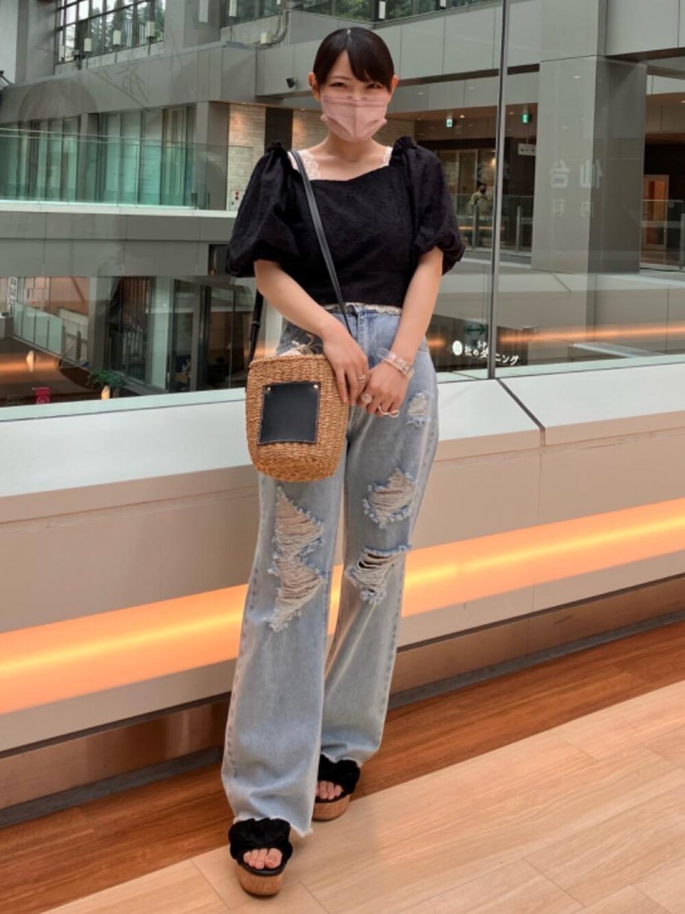 「大人カジュアル、仙台、MAJESTIC LEGON、低身長、マジェスティックレゴン、大人ファッション、エスパル仙台、骨格ストレート、でにむ」｜「MAJESTIC LEGONのショルダーペーパーかごバッグ（かごバッグ、ブラック系）」を使った、マジェスティックレゴンエスパル仙台店スタッフさん（レディース・152cm）の夏コーディネートの1枚目の写真