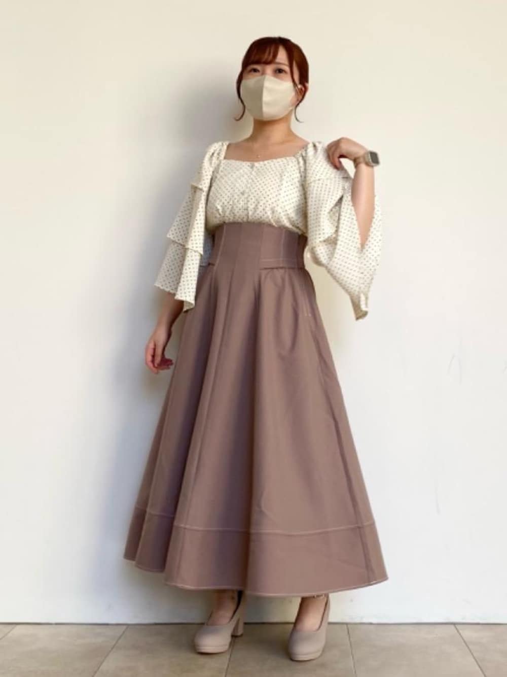ベージュ系のパンプス、ブラウン系のスカート、ホワイト系のシャツ/ブラウスを着用したレディースの夏コーディネートの1枚目の写真