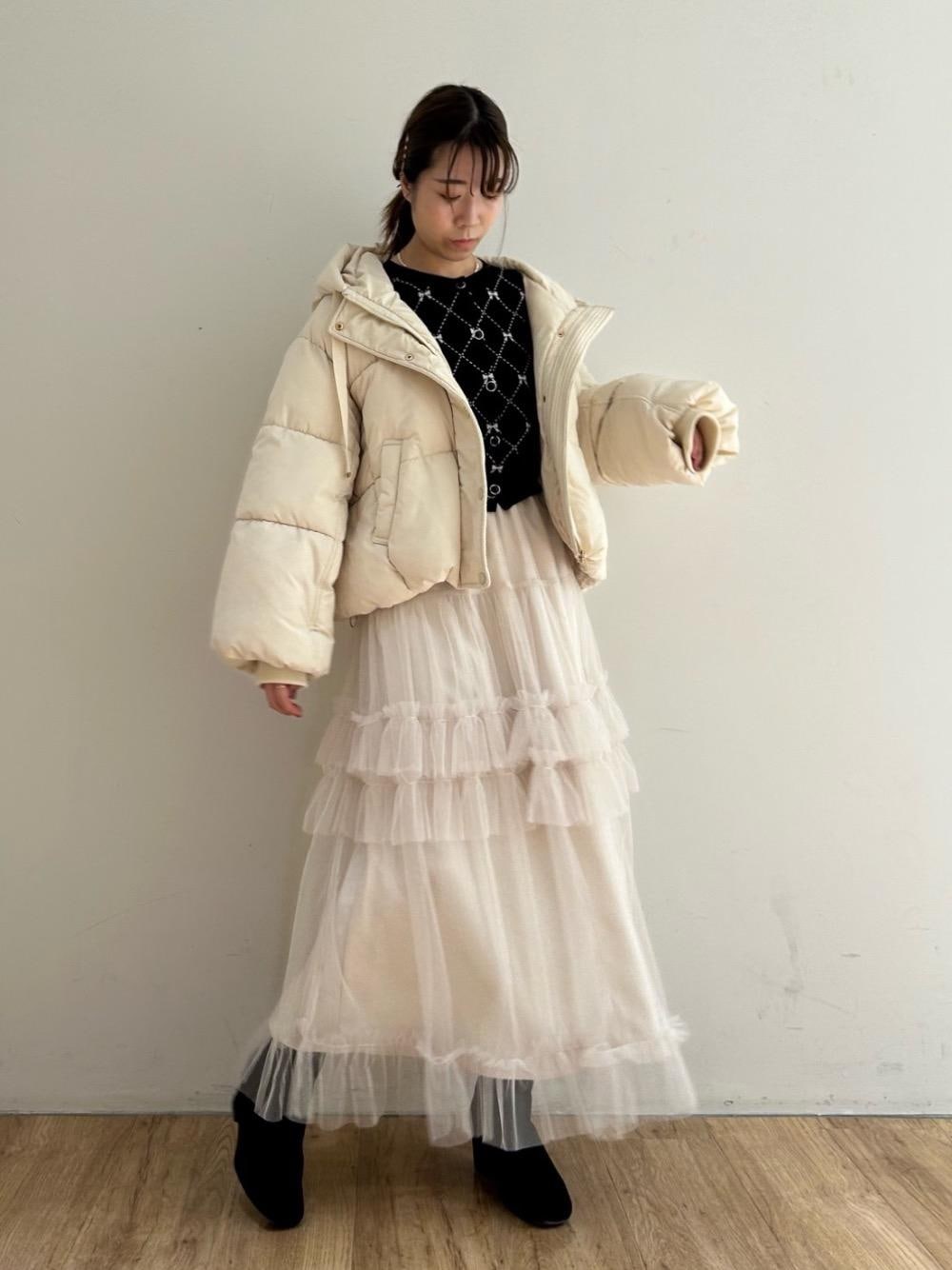 「カーディガン、仙台、フェミニン、MAJESTIC LEGON、マジェスティックレゴン、エスパル仙台、標準身長、骨格ナチュラル、スカート 、ブーツ　」｜「MAJESTIC LEGONのリブニットソックスブーツ（ブーツ、ブラック系）」を使った、マジェスティックレゴンエスパル仙台店スタッフさん（レディース・158cm）の冬コーディネートの1枚目の写真