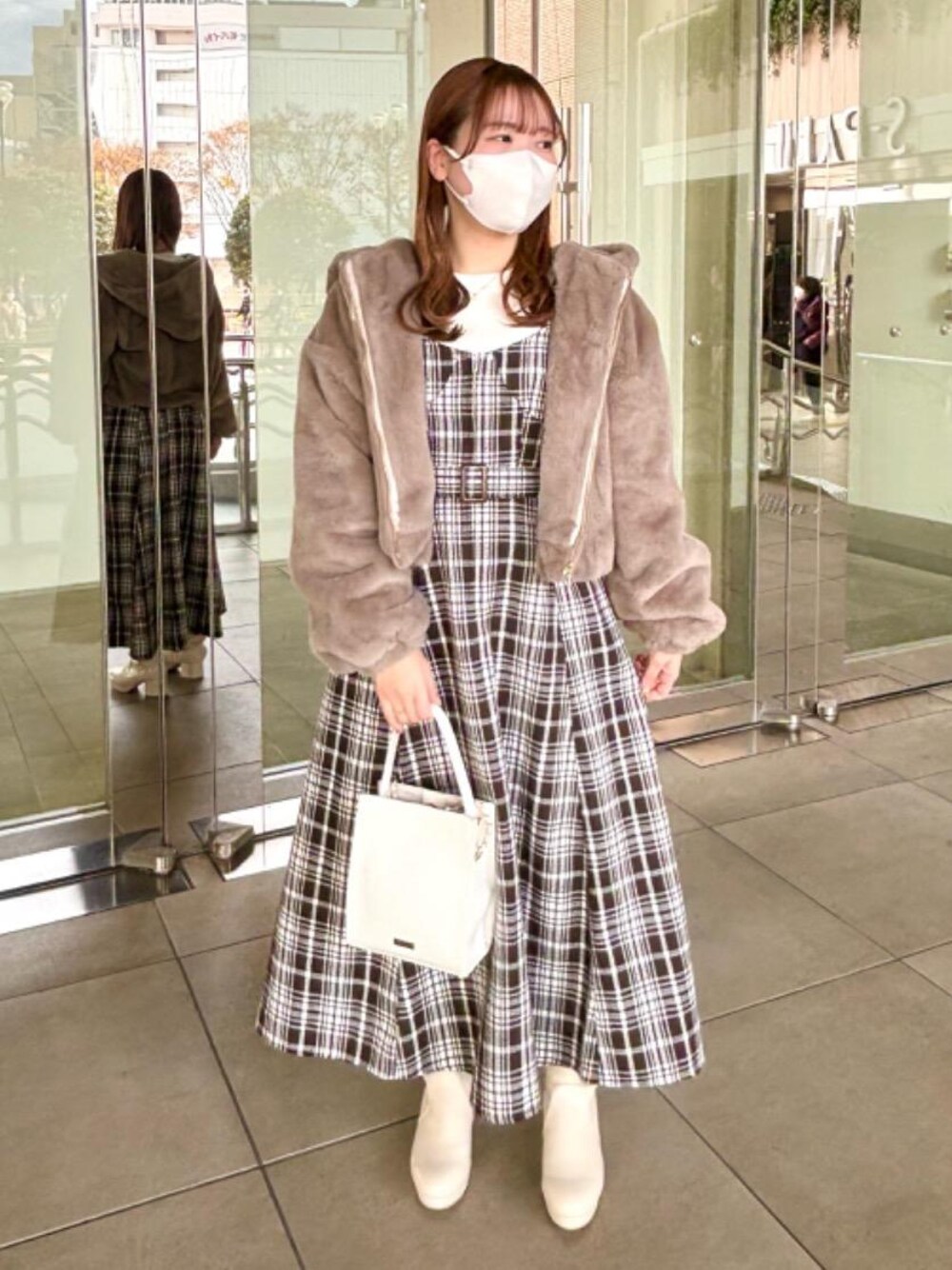 「大人カジュアル、デート、仙台、フェミニン、MAJESTIC LEGON、低身長、マジェスティックレゴン、骨格ウェーブ、甘めカジュアル、骨格ストレート」｜「MAJESTIC LEGONの【WEB限定XLサイズあり】フカフカヒールストレッチブーツ（ブーツ、ホワイト系）」を使った、マジェスティックレゴンエスパル仙台店スタッフさん（レディース・153cm）の冬コーディネートの1枚目の写真