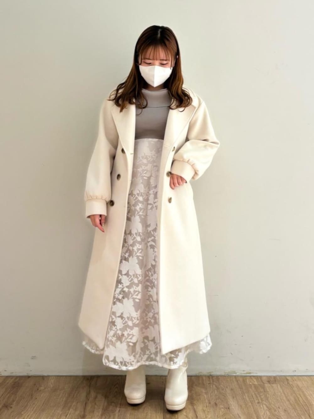 「仙台、フェミニン、MAJESTIC LEGON、低身長、マジェスティックレゴン、ニュアンスカラー、大人ファッション、骨格ウェーブ、エスパル仙台、骨格ストレート」｜「MAJESTIC LEGONの【WEB限定XLサイズあり】フカフカヒールストレッチブーツ（ブーツ、ホワイト系）」を使った、マジェスティックレゴンエスパル仙台店スタッフさん（レディース・153cm）の冬コーディネートの1枚目の写真