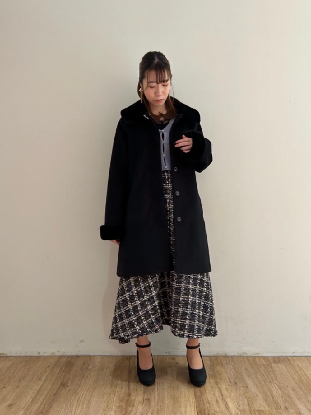 「仙台、フェミニン、MAJESTIC LEGON、マジェスティックレゴン、エスパル仙台、標準身長、骨格ナチュラル、ふぁー、着回し🦆、アウター　」｜「MAJESTIC LEGONの【WEB限定XSサイズあり】7wayファー×ビジューコート（その他アウター、ブラック系）」を使った、マジェスティックレゴンエスパル仙台店スタッフさん（レディース・158cm）の冬コーディネートの1枚目の写真