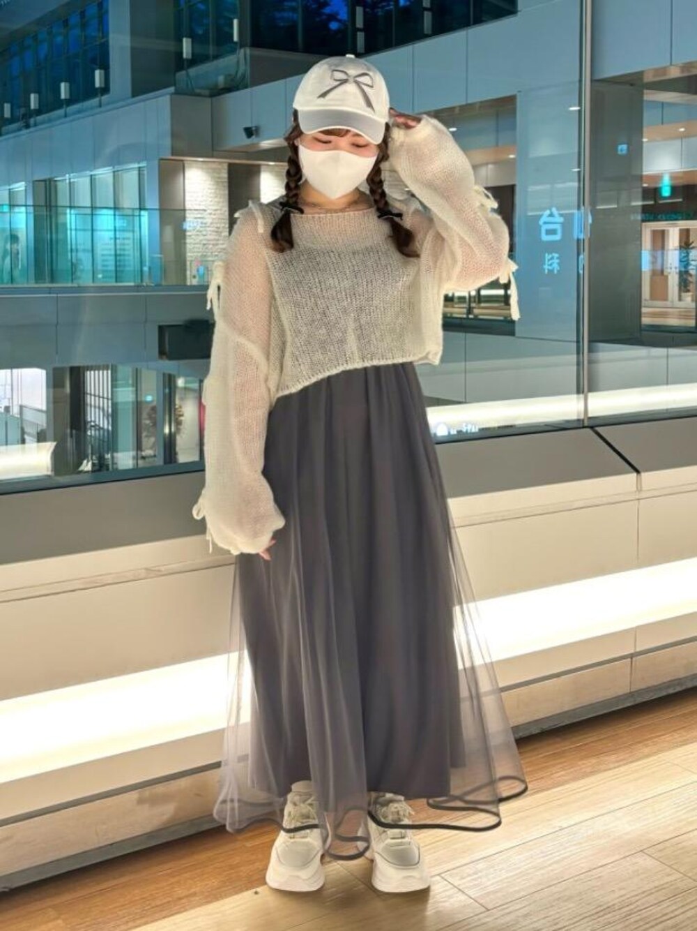 「仙台、フェミニン、MAJESTIC LEGON、低身長、マジェスティックレゴン、骨格ウェーブ、エスパル仙台、骨格ストレート、モノトーンこーで、かジュアル」｜「MAJESTIC LEGONの厚底2WAYリボンスニーカー（スニーカー、ホワイト系）」を使った、マジェスティックレゴンエスパル仙台店スタッフさん（レディース・153cm）の冬コーディネートの1枚目の写真