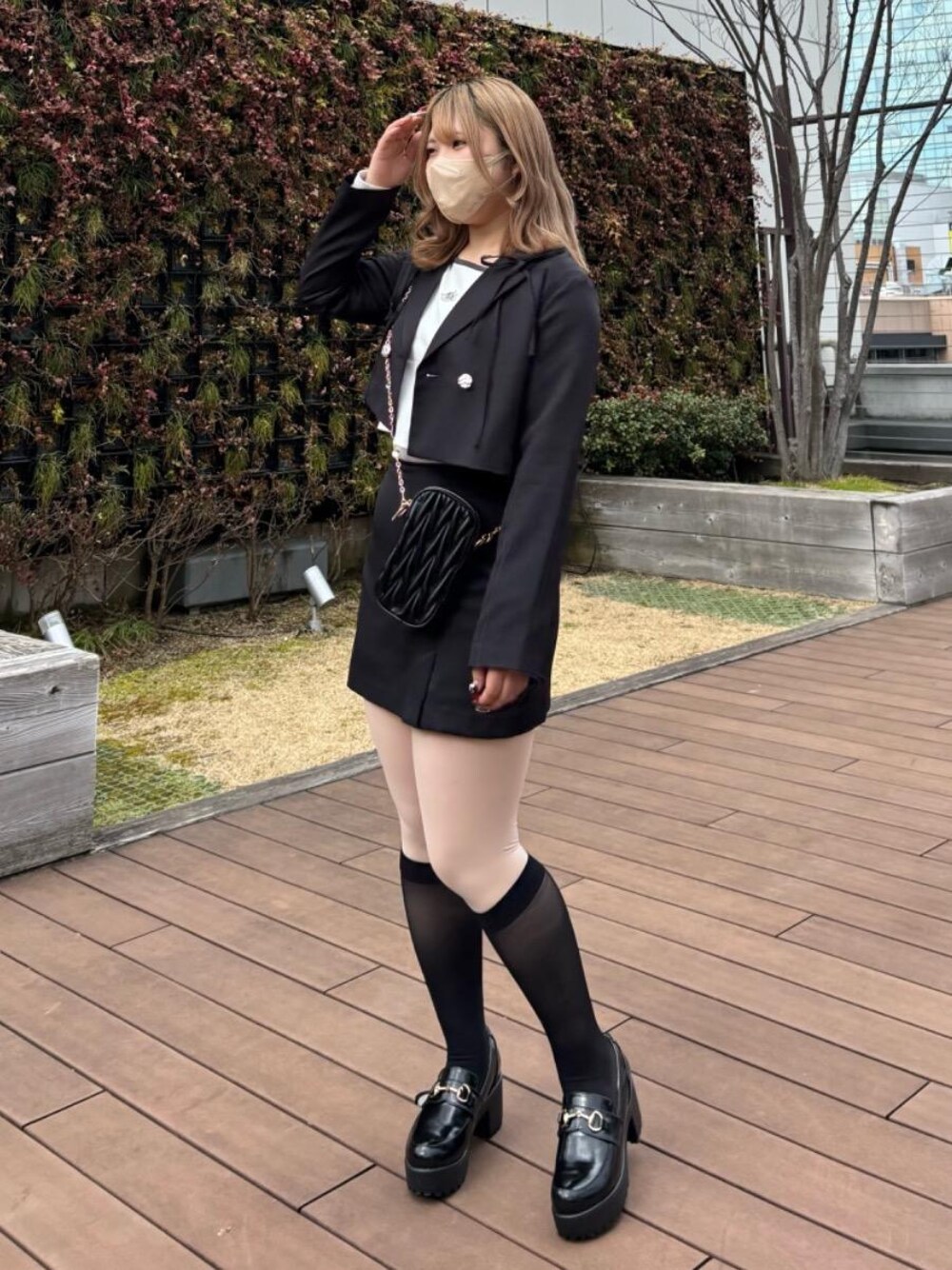 「仙台、フェミニン、参戦服、エスパル仙台、骨格ストレート、標準身長、推し活、ブルべ夏」｜「MAJESTIC LEGONのチェーンベルトセットミニスカパン（スカート、ブラック系）」を使った、マジェスティックレゴンエスパル仙台店スタッフさん（レディース・156cm）の春コーディネートの1枚目の写真