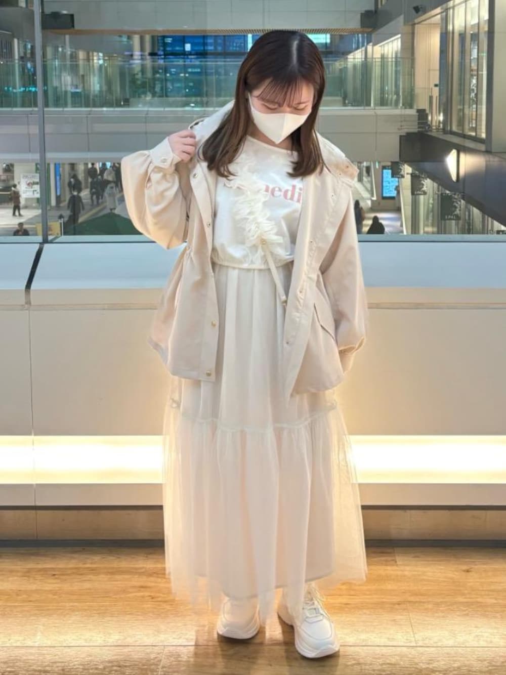 「カジュアル、仙台、MAJESTIC LEGON、低身長、マジェスティックレゴン、ニュアンスカラー、骨格ウェーブ、甘めカジュアル、エスパル仙台、骨格ストレート」｜「MAJESTIC LEGONの厚底2WAYリボンスニーカー（スニーカー、ホワイト系）」を使った、マジェスティックレゴンエスパル仙台店スタッフさん（レディース・153cm）の春コーディネートの1枚目の写真