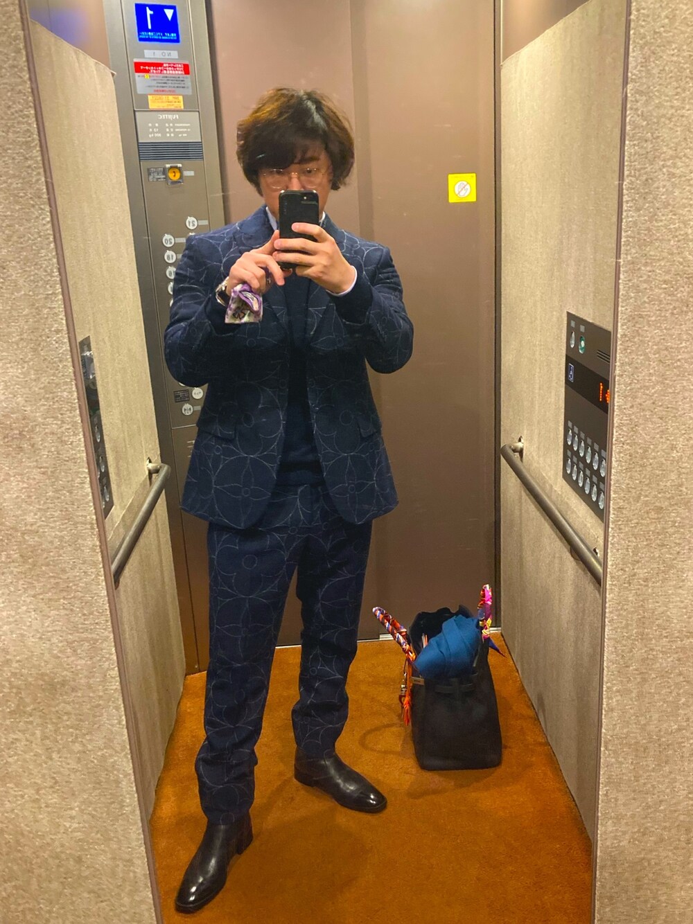 「久々撮った、新しい靴を履いた日、世界が違って見えるんだってさ」｜「LOUIS VUITTONのアイテム（テーラードジャケット、ブルー系）」を使った、スマイル君さん（メンズ・169cm）の冬コーディネートの1枚目の写真