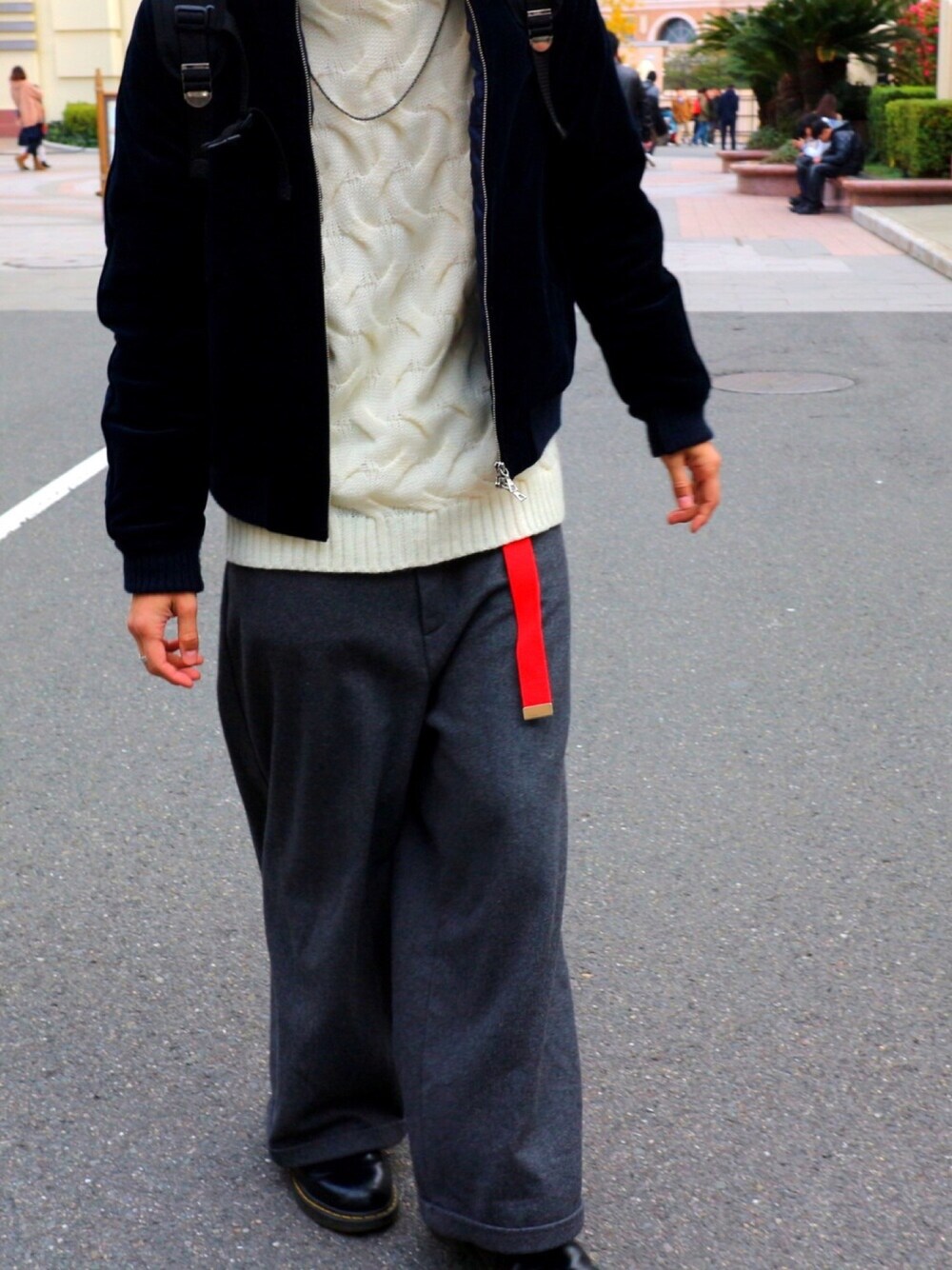 ブルー系のブルゾン、ホワイト系のニット/セーター、グレー系のその他パンツを着用したメンズの冬コーディネートの1枚目の写真