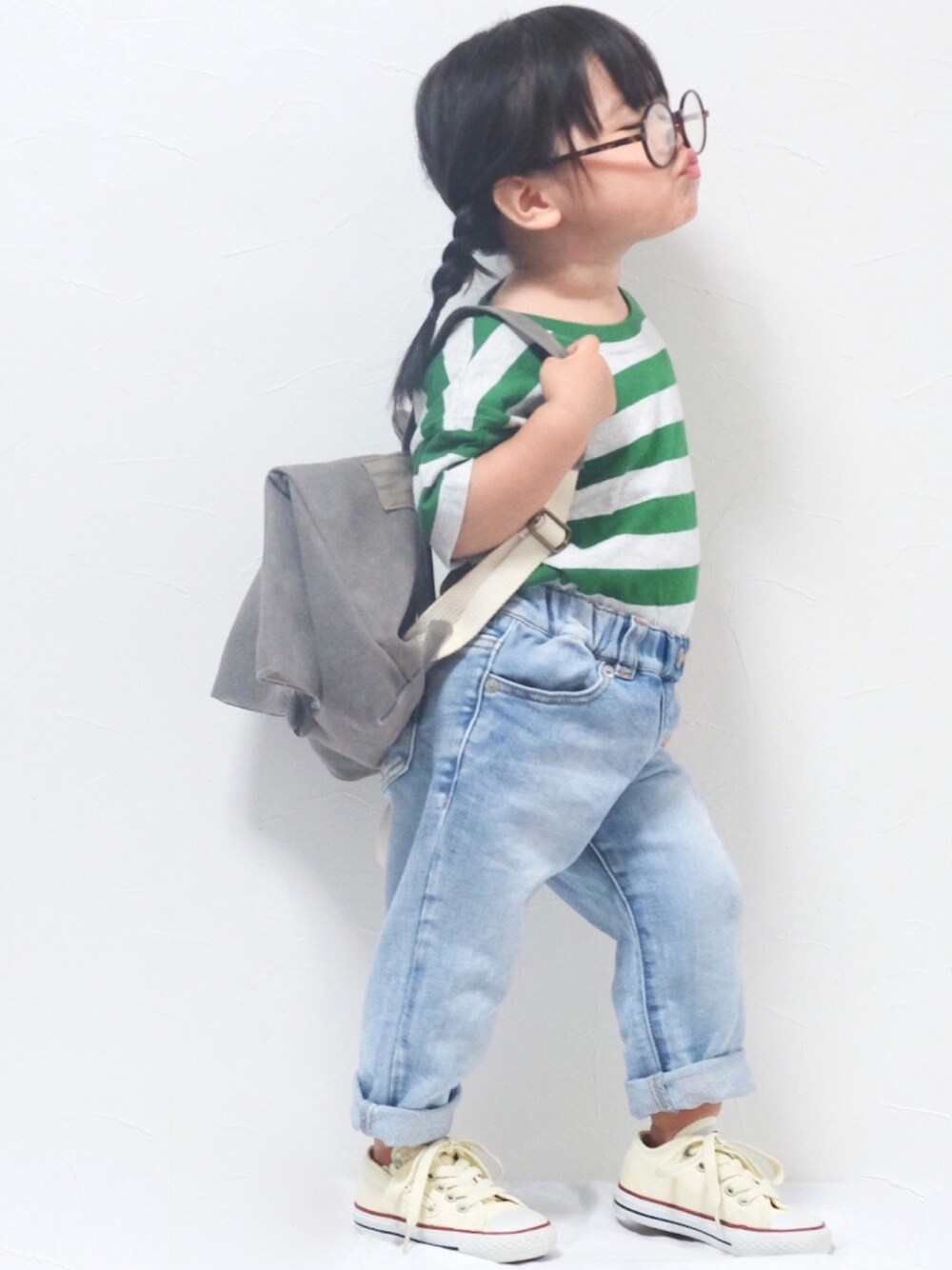 「キッズコーデ、シンプルコーデ、キッズファッション、ボーダー、白スニーカー、おしゃれさんと繋がりたい、女の子」｜「green label relaxingの【キッズ】ドビーデニムテーパードパンツ（デニムパンツ、ブルー系）」を使った、ぷにこさん（キッズ・90cm）の夏コーディネートの1枚目の写真
