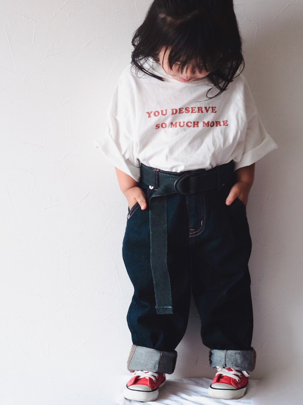 「オーバーサイズ、ゆるコーデ、Tシャツ、ビッグシルエット、カジュアル、ロゴT、コンバース、赤スニーカー」｜「LOWRYS FARMのデニムスラウチパンツ　889949（デニムパンツ、ブルー系）」を使った、ぷにこさん（キッズ・90cm）の夏コーディネートの1枚目の写真