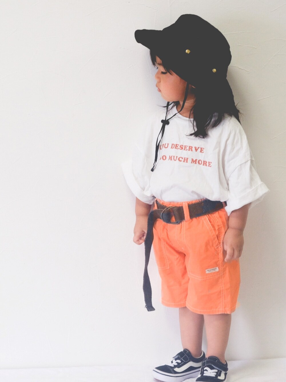 「オレンジ、夏コーデ、kids、カジュアル、白Tシャツ、シンプル、プチプラコーデ」｜「LOWRYS FARMのロゴＴＥＥ　892705（Tシャツ/カットソー、ホワイト系）」を使った、ぷにこさん（キッズ・90cm）の夏コーディネートの1枚目の写真