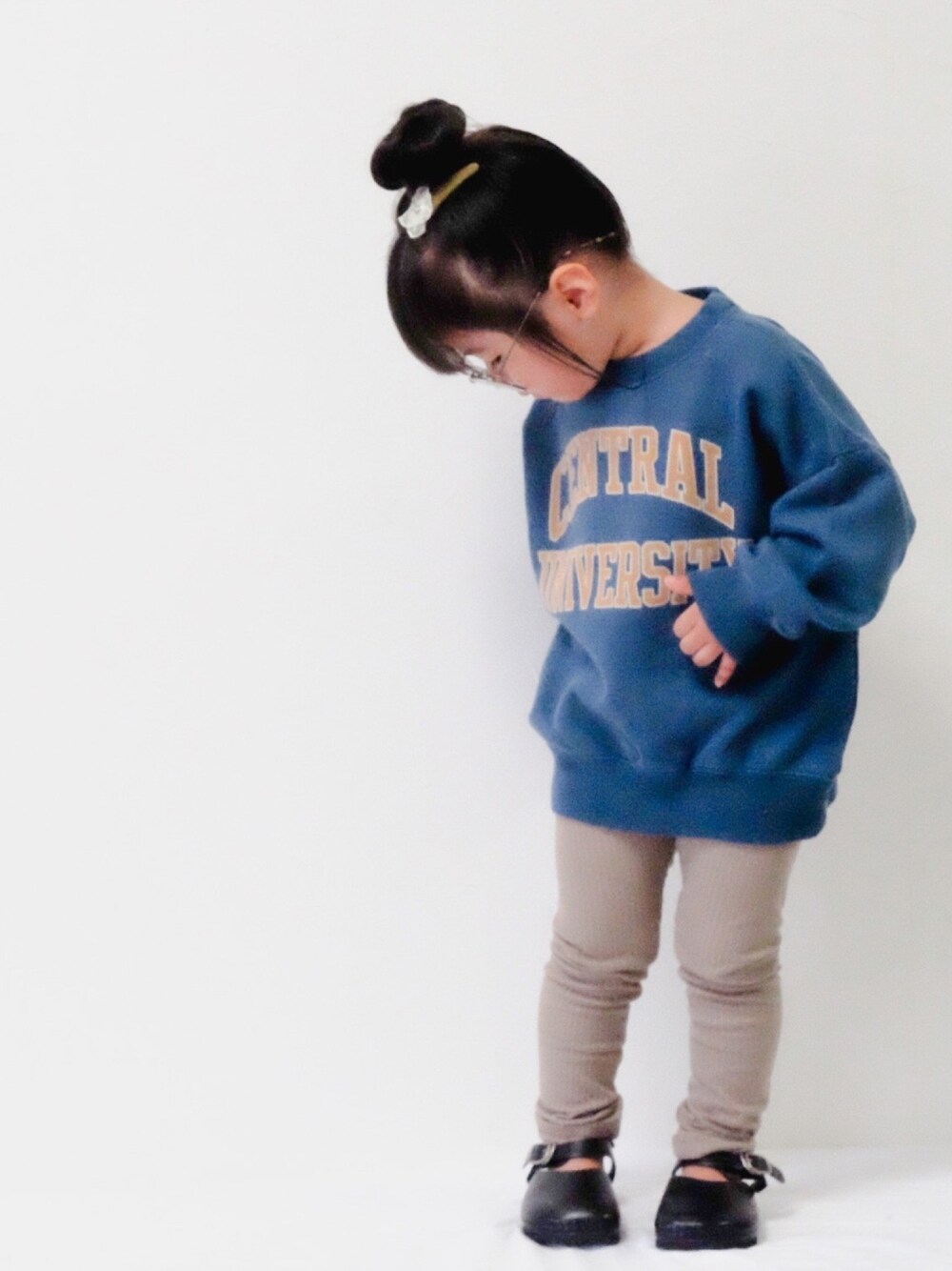 「Ocean&Groundのカレッジロゴジャンボスウェット（80～140cm）（スウェット、ブルー系）」を使った、ぷにこさん（キッズ・90cm）の秋コーディネートの1枚目の写真