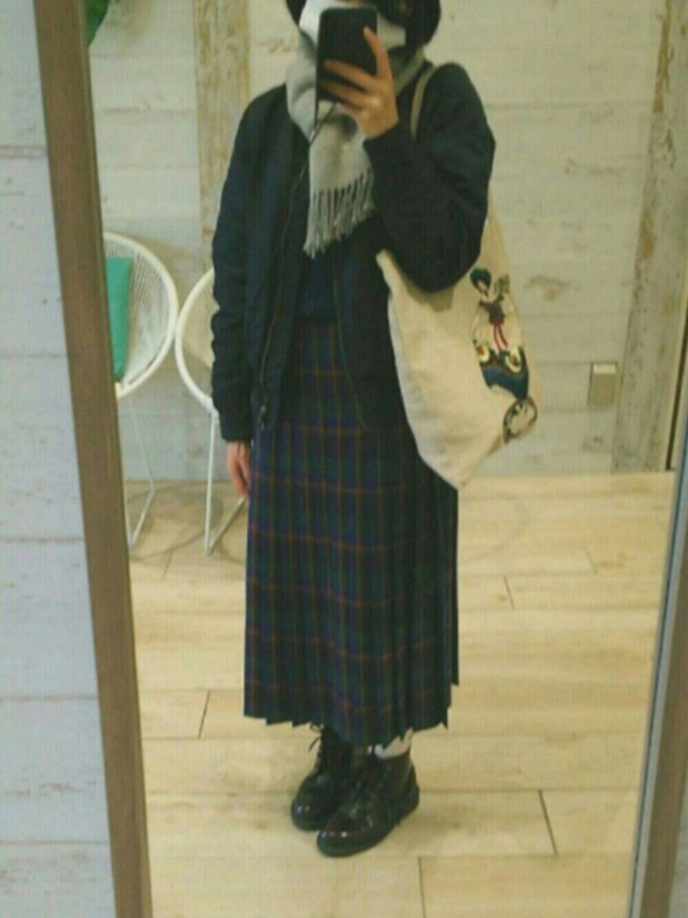 「冬、チェックスカート、古着、ブリティッシュ、トートバッグ、ユニクロ、マフラー、白靴下、青、タータンチェック」｜「UNIQLOのWOMEN コットンカシミヤケーブルクルーネックセーター（長袖）（ニット/セーター、ブルー系）」を使った、pyosさん（レディース・151cm）の冬コーディネートの1枚目の写真
