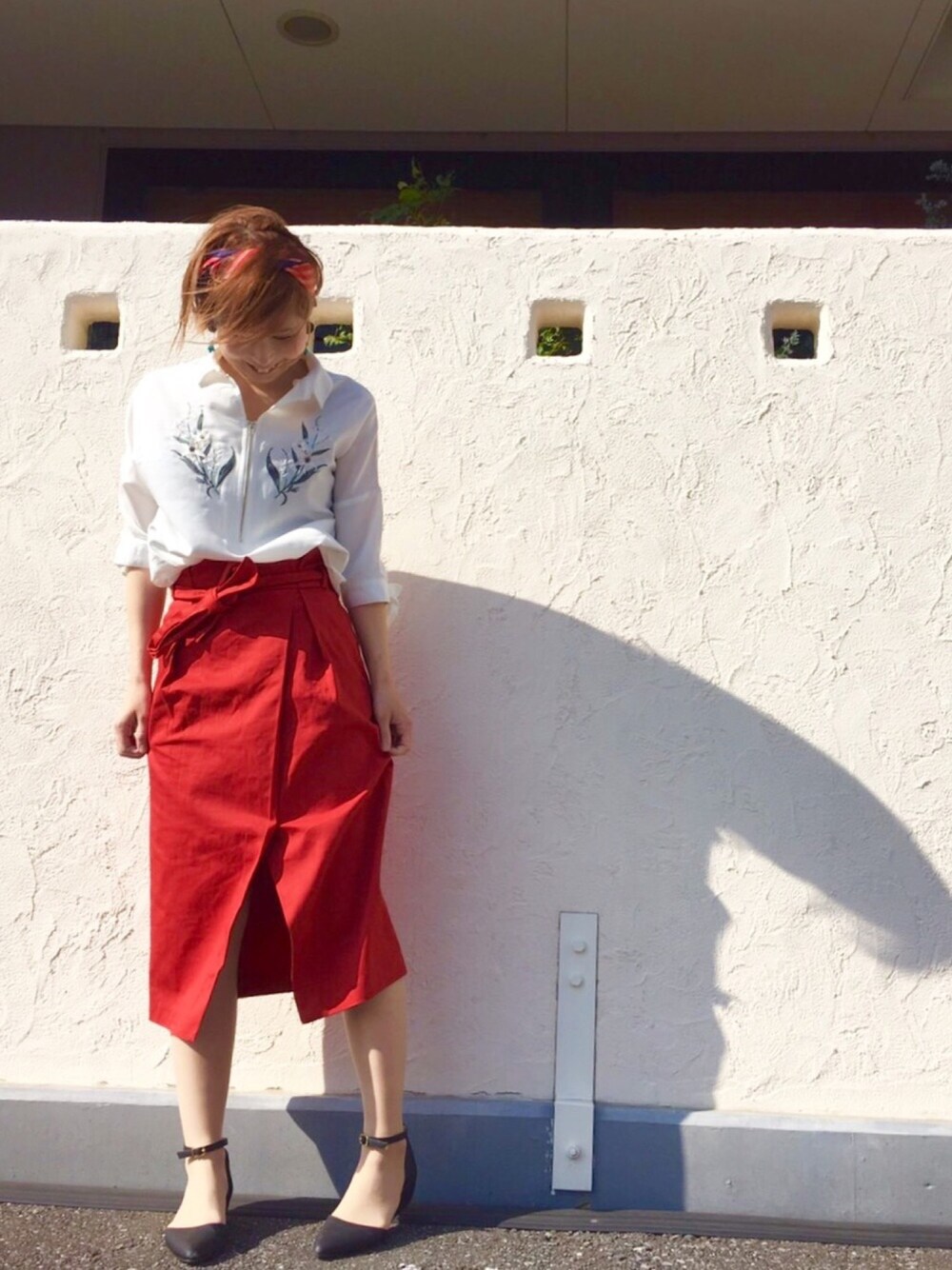 「はるコーデ、刺繍ブラウス、しまむら、オトナ女子、赤いスカート、スカーフ、ママコーデ」｜「しまむらのアイテム（シャツ/ブラウス、ホワイト系）」を使った、harupi17さん（レディース・164cm）の春コーディネートの1枚目の写真
