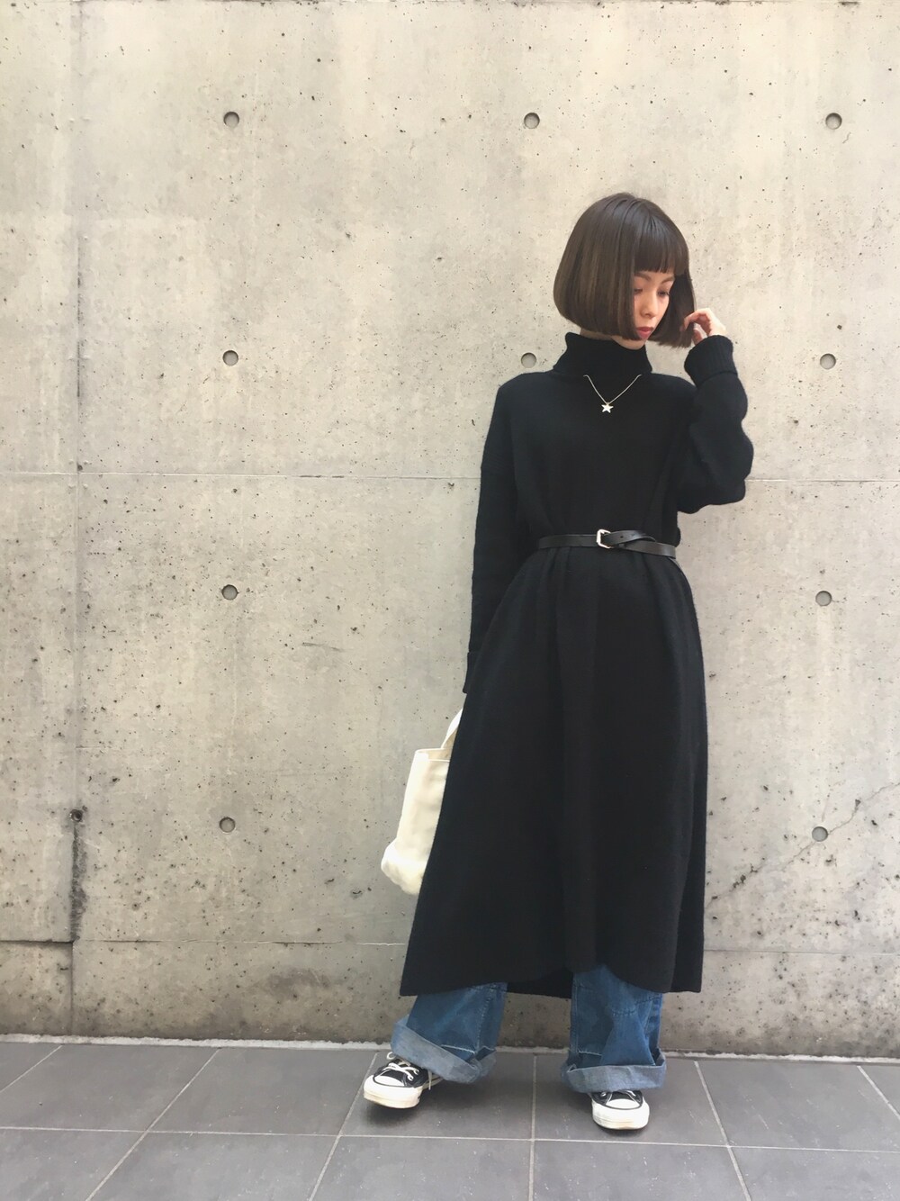 「ブラック、ニットワンピース、ワイドデニム、カシミヤ、低身長コーデ、低身長、スニーカーコーデ、コンバース、コンバーストウキョウ、オールスターハイカット」｜「CONVERSE TOKYOのニットワンピース（ワンピース、ブラック系）」を使った、junna☻さん（レディース・150cm）の秋コーディネートの1枚目の写真