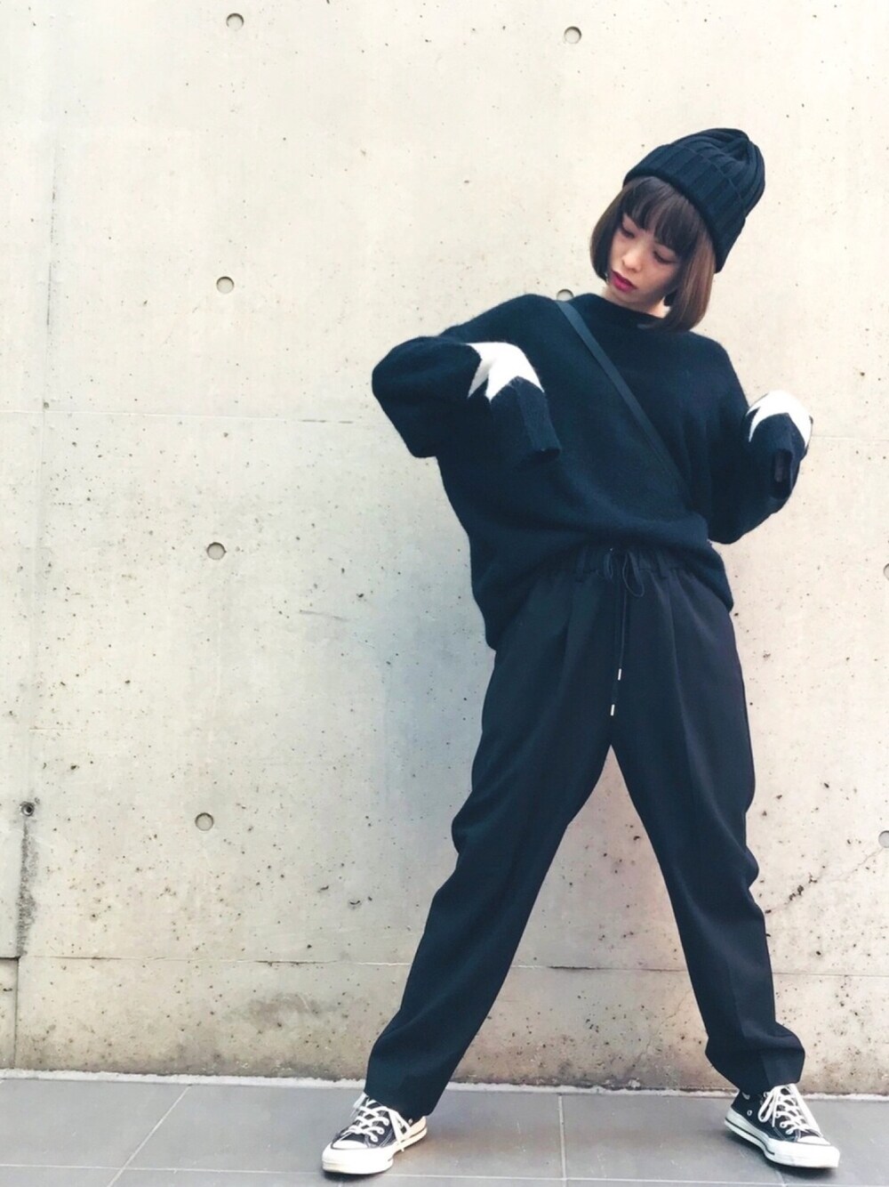 「冬、ゆるコーデ、スニーカーコーデ、黒、セーター、ハイカットスニーカー、ボア、モヘヤニット、低身長」｜「CONVERSE TOKYOのCONVERSE TOKYO/コンバーストウキョウ ニットキャップ（ニットキャップ/ビーニー、ブラック系）」を使った、junna☻さん（レディース・150cm）の秋コーディネートの1枚目の写真