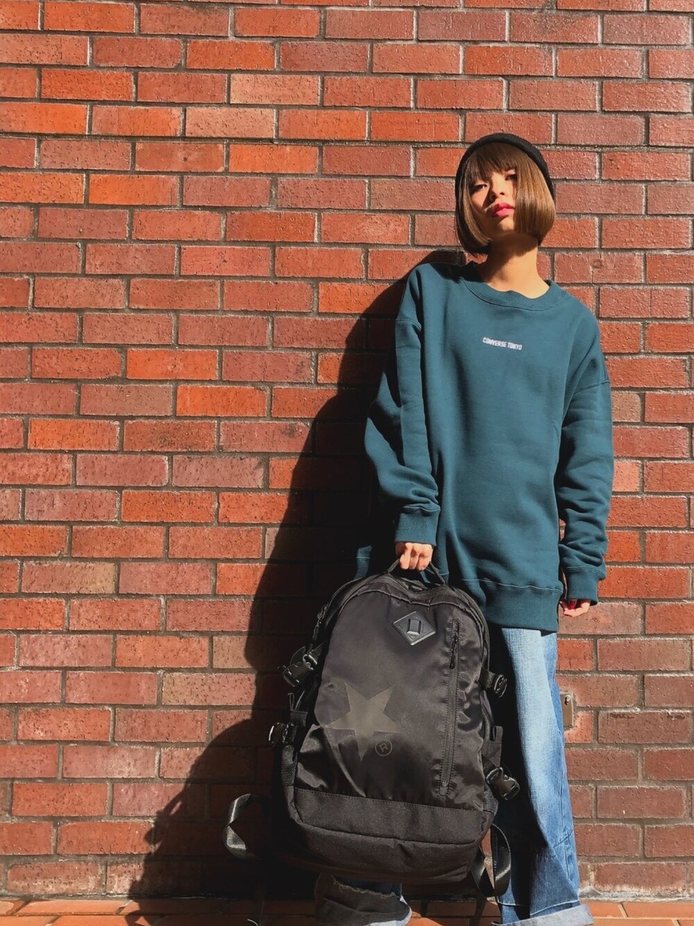 「スニーカーコーデ、スウェット、デニムパンツ、converse、低身長、コンバース、コンバーストウキョウ、リュック、バックパック、スタッフコーデ」｜「CONVERSE TOKYOのCONVERSE TOKYO/コンバーストウキョウ ニットキャップ（ニットキャップ/ビーニー、ブラック系）」を使った、junna☻さん（レディース・150cm）の冬コーディネートの1枚目の写真