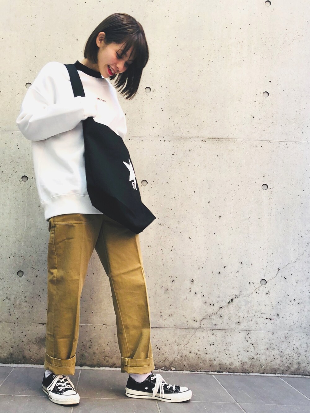 「スニーカー、低身長、白ソックス、converse、コンバーストウキョウ、スウェット、カジュアルコーデ、トートバッグ、CONVERSE TOKYO、表参道」｜「CONVERSE TOKYOのCONVERSE TOKYO/コンバーストウキョウ ロゴ刺繍スウェット（スウェット、ホワイト系）」を使った、junna☻さん（レディース・150cm）の冬コーディネートの1枚目の写真