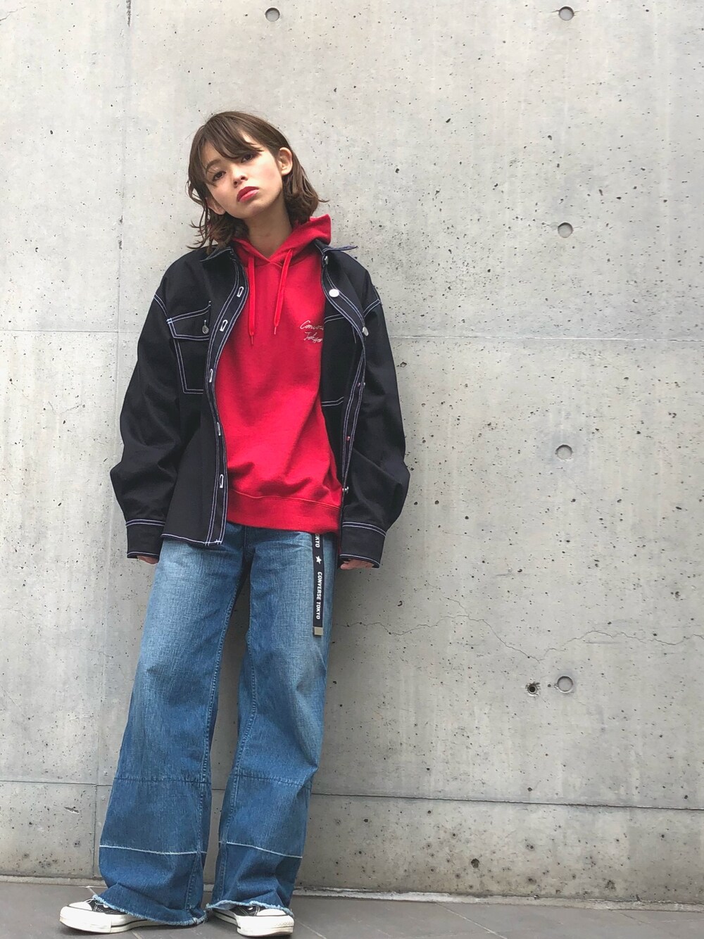 「コンバース、converse、スニーカーコーデ、デニムパンツ、低身長、ストリートMIX、フーディー、今日のコーデ、CONVERSE TOKYO、コンバーストウキョウ」｜「CONVERSE TOKYOのCONVERSE TOKYO/コンバーストウキョウ 筆記体刺繍　BIGパーカー（パーカー、レッド系）」を使った、junna☻さん（レディース・150cm）の冬コーディネートの1枚目の写真