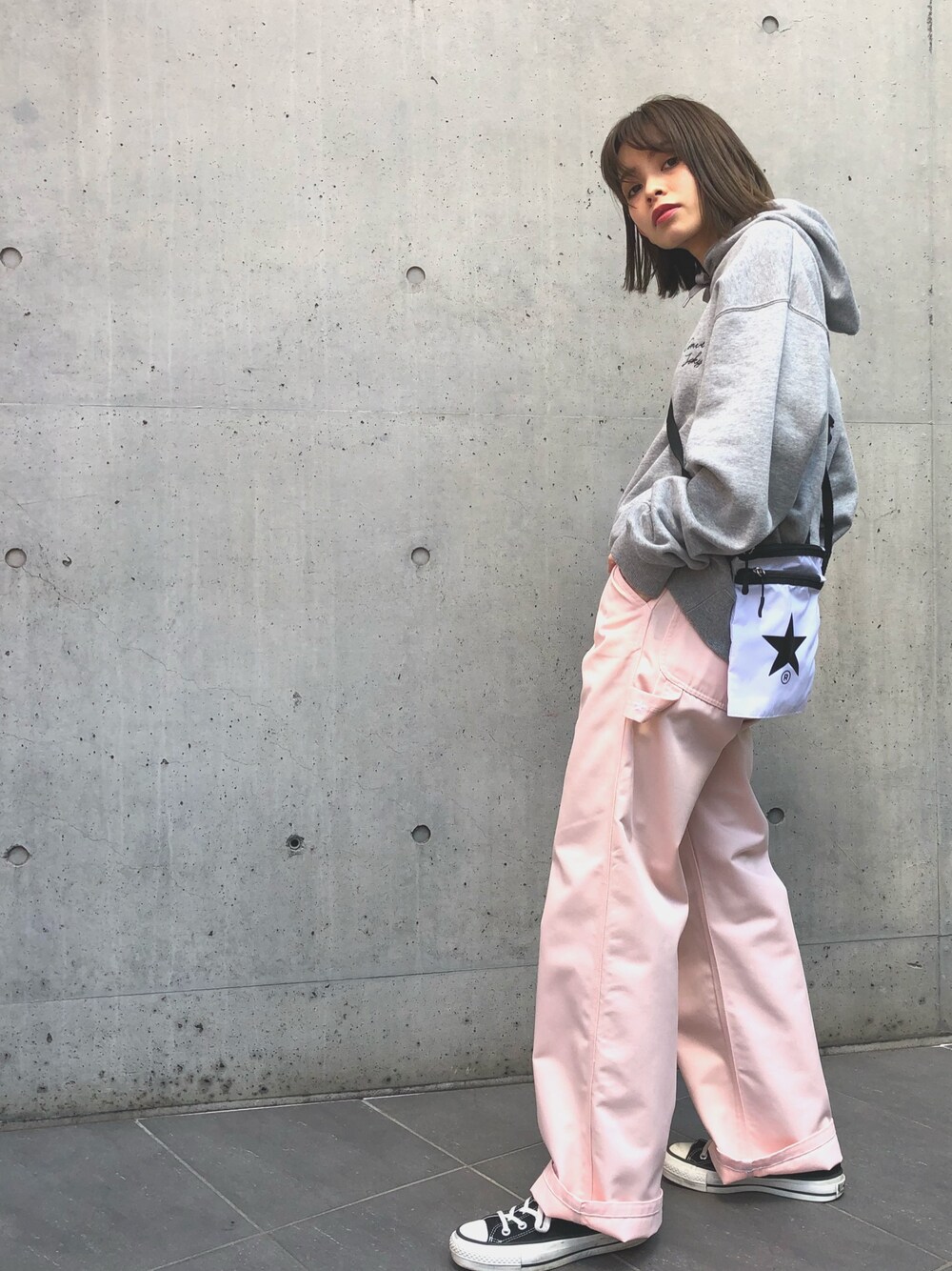 「カジュアルコーデ、スニーカー、コンバーストウキョウ、コンバース、CONVERSE TOKYO、converse、低身長、フーディー、ピンクパンツ、春コーデ」｜「CONVERSE TOKYOのCONVERSE TOKYO/コンバーストウキョウ 筆記体刺繍　BIGパーカー（パーカー、グレー系）」を使った、junna☻さん（レディース・150cm）の春コーディネートの1枚目の写真