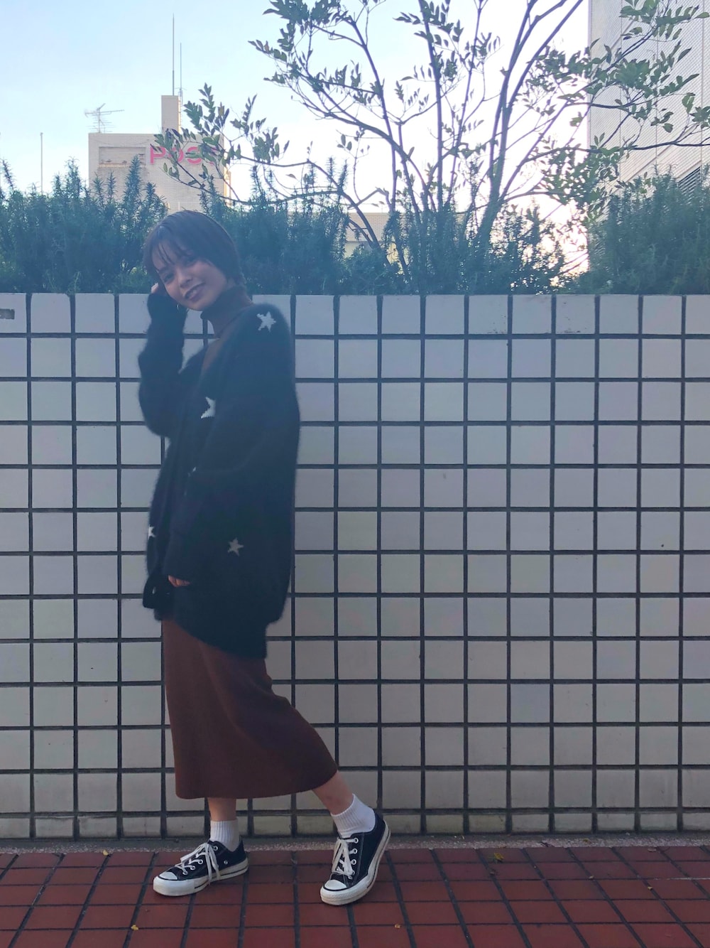 「秋冬コーデ、シンプルコーデ、ニット、カーディガン、CONVERSE TOKYO、コンバーストウキョウ、スニーカーコーデ、ALL STAR、ヨコハマ、横浜」｜「CONVERSEのCONVERSE TOKYO/コンバーストウキョウ ラクーンカーディガン（カーディガン/ボレロ、ブラック系）」を使った、junna☻さん（レディース・150cm）の秋コーディネートの1枚目の写真