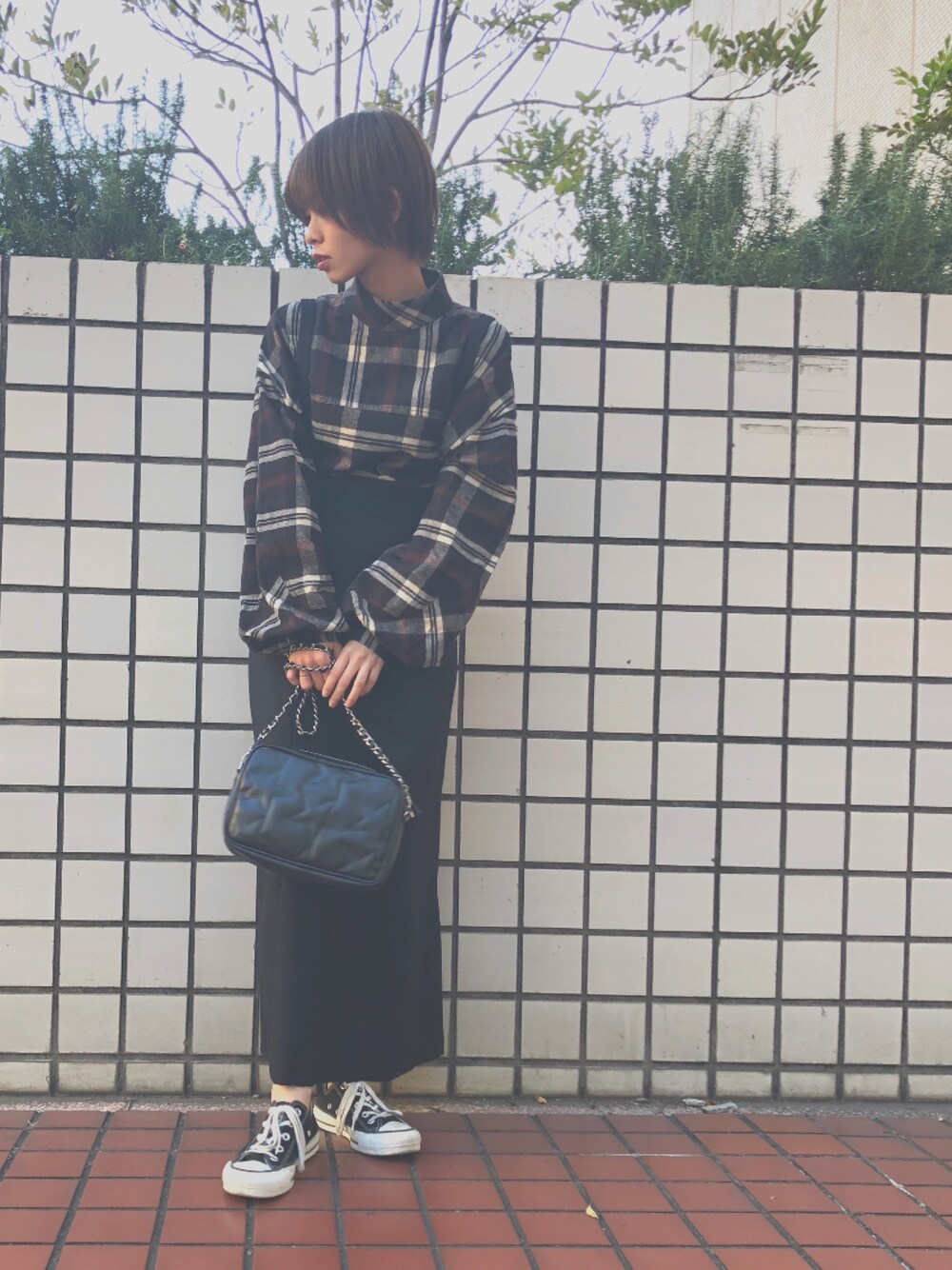 「コンバース、スカート、ブラック、秋のコーデ、スニーカーコーデ、低身長、秋冬、オトナ女子、CONVERSE TOKYO、コンバーストウキョウ」｜「CONVERSE TOKYOのCONVERSE TOKYO/コンバーストウキョウ チェックブラウス（シャツ/ブラウス、ブラック系）」を使った、junna☻さん（レディース・150cm）の秋コーディネートの1枚目の写真