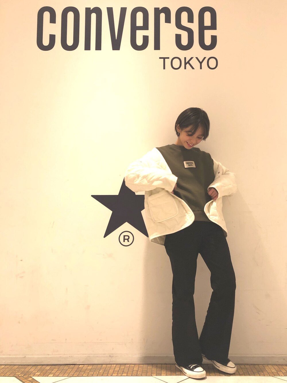 「秋冬コーデ、カジュアル、低身長、コンバース、コンバーストウキョウ、CONVERSE TOKYO、ルミネ横浜、店舗限定カラー、オールスター、STAR」｜「CONVERSE TOKYOのCONVERSE TOKYO/コンバーストウキョウ　ワッペン裏起毛プルオーバースウェット（スウェット、ベージュ系）」を使った、junna☻さん（レディース・150cm）の冬コーディネートの1枚目の写真