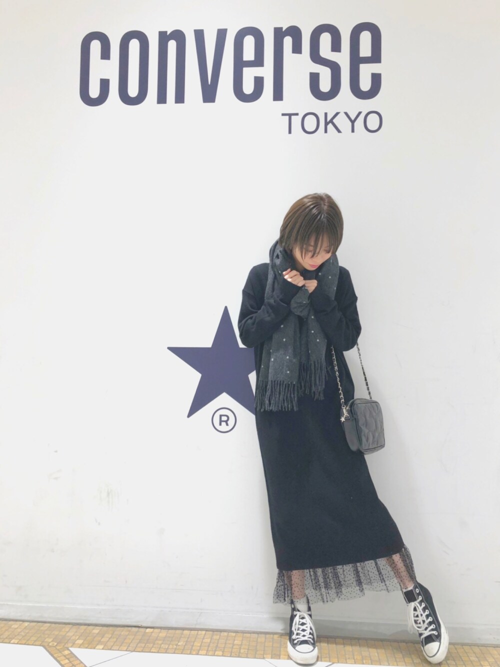 「冬コーデ、スニーカー、ワンピース、ニットワンピース、ワンピース×スニーカー、コンバーストウキョウ、CONVERSE TOKYO、converse、低身長、シンプルコーデ」｜「CONVERSE TOKYOのCONVERSE TOKYO/コンバーストウキョウ 裾チュールニットワンピース（ワンピース、ブラック系）」を使った、junna☻さん（レディース・150cm）の冬コーディネートの1枚目の写真