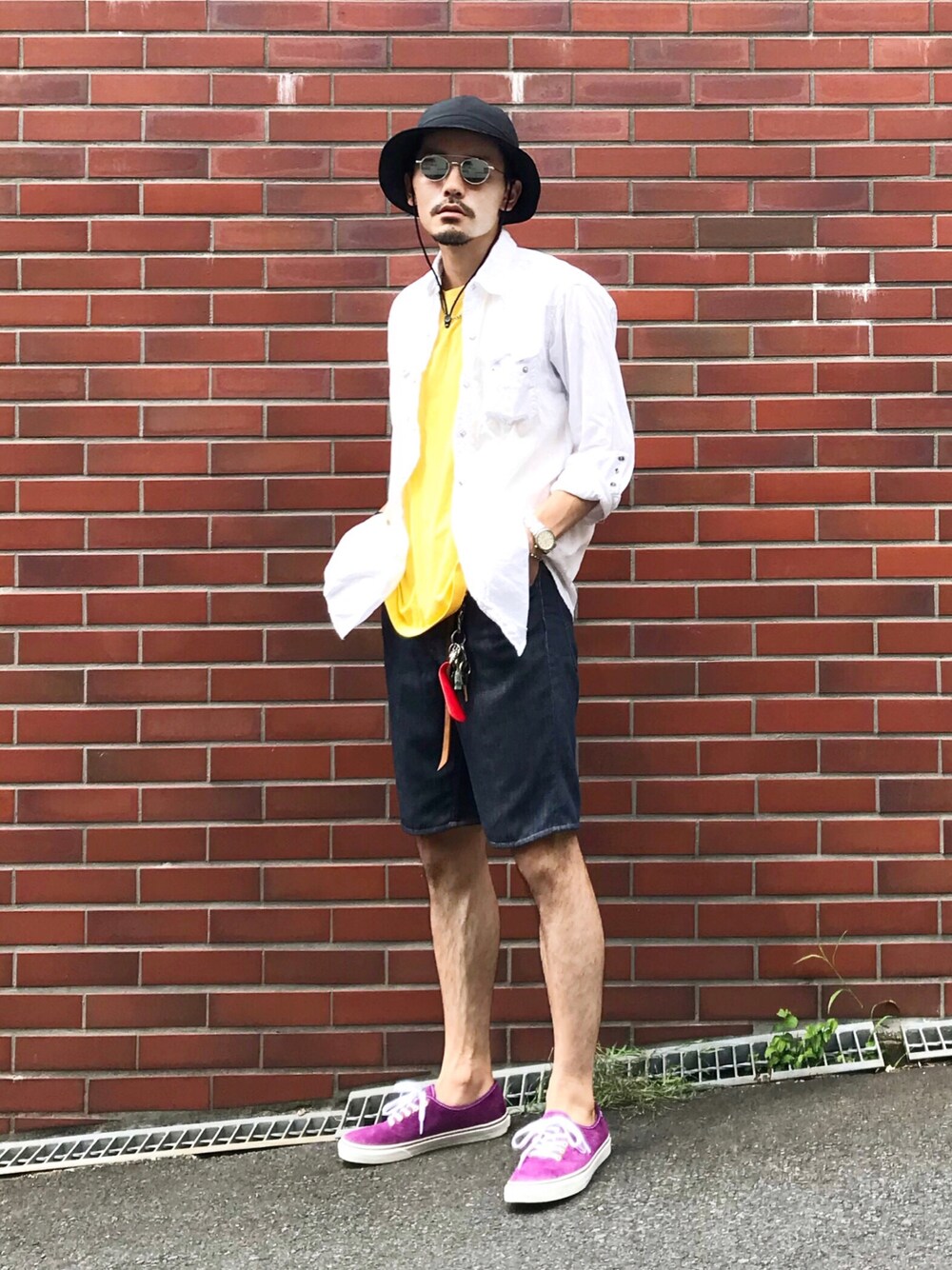 ホワイト系のシャツ/ブラウス、イエロー系のTシャツ/カットソー、ブルー系のデニムパンツを着用したメンズの夏コーディネートの1枚目の写真