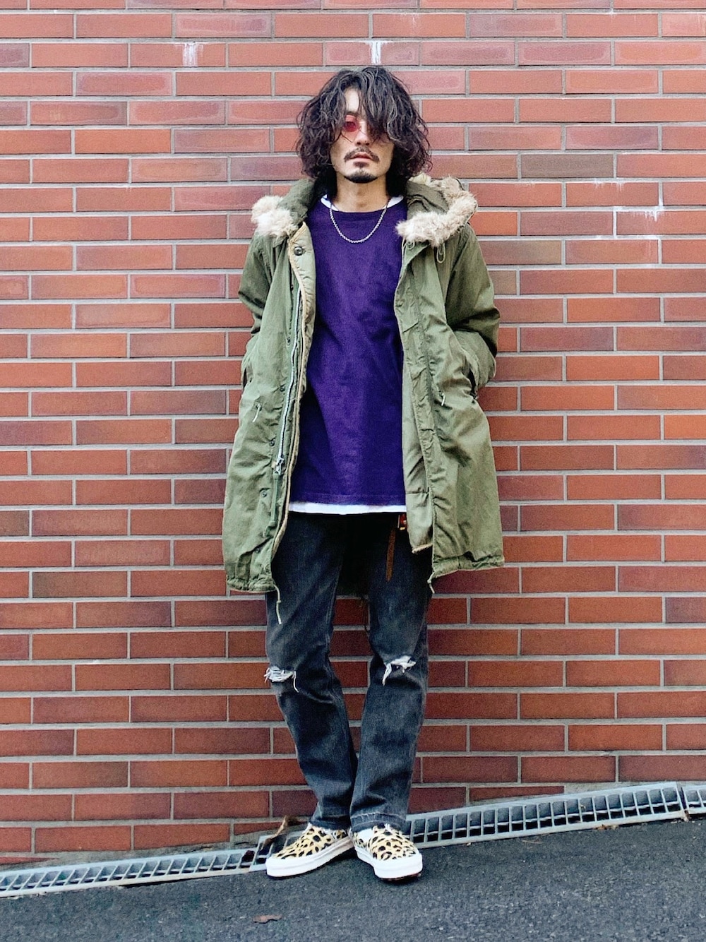 「モッズコート、オリーブ、パープル、デニム、ダメージデニムパンツ、ローファー、レオパード、サングラス、古着、vintage」｜「VINTAGEのアイテム（モッズコート、グリーン系）」を使った、YUTA KABURAGI さん（メンズ・175cm）の冬コーディネートの1枚目の写真