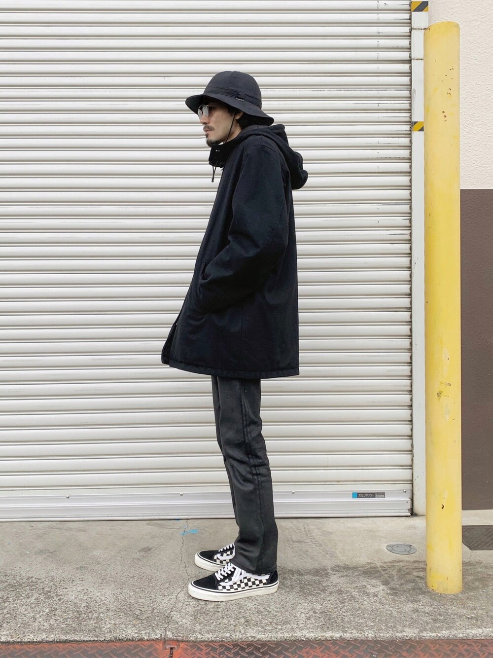 ブラック系のその他アウター、ブラック系のデニムパンツ、ブラック系のスニーカーを着用したメンズの春コーディネートの1枚目の写真