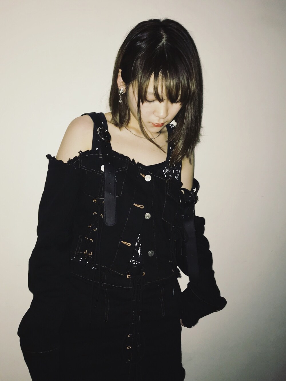 「mode、black、HELK、SET UP」｜「HELKのアイテム（デニムジャケット、ブラック系）」を使った、Miyuki Tatetsuさん（レディース・160cm）の春コーディネートの1枚目の写真