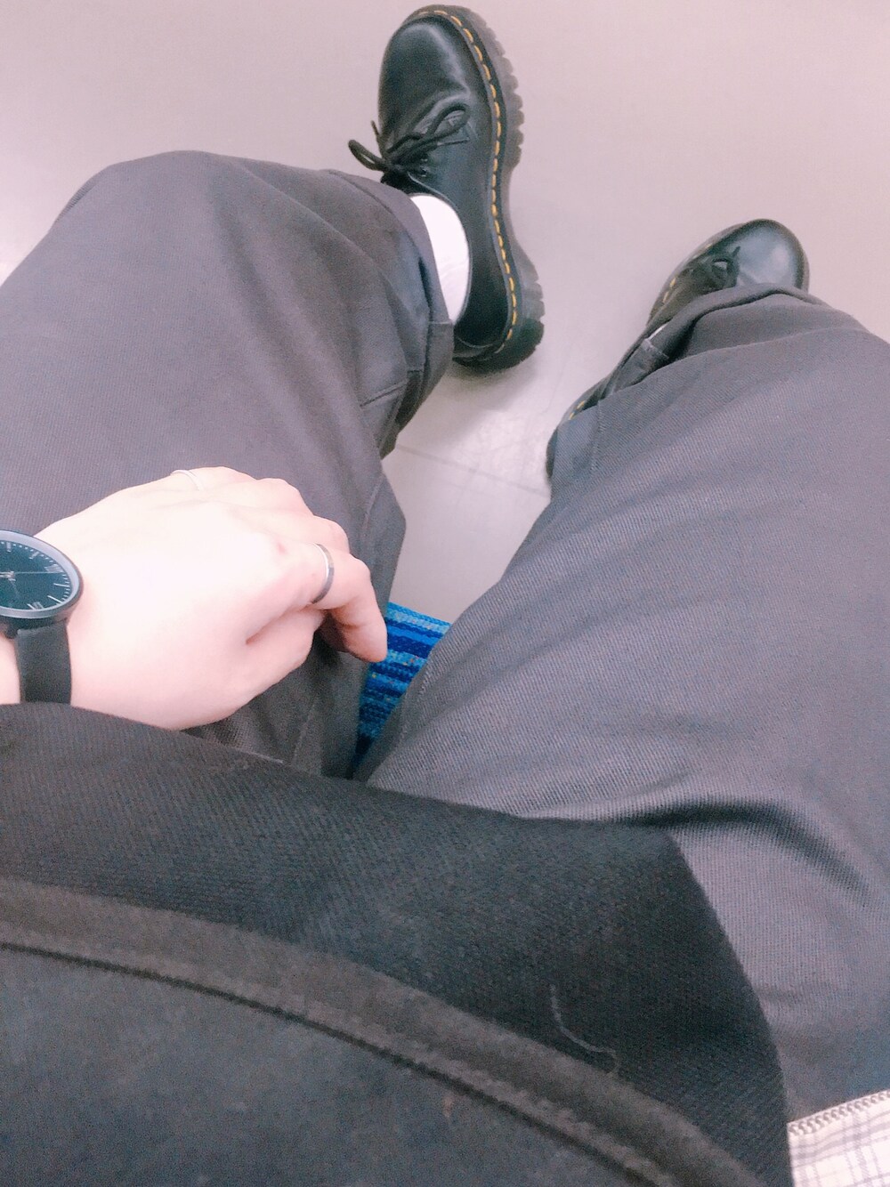 ブラック系のドレスシューズ、グレー系のチノパンツ、ブラック系のメッセンジャーバッグを着用したレディースの春コーディネートの1枚目の写真