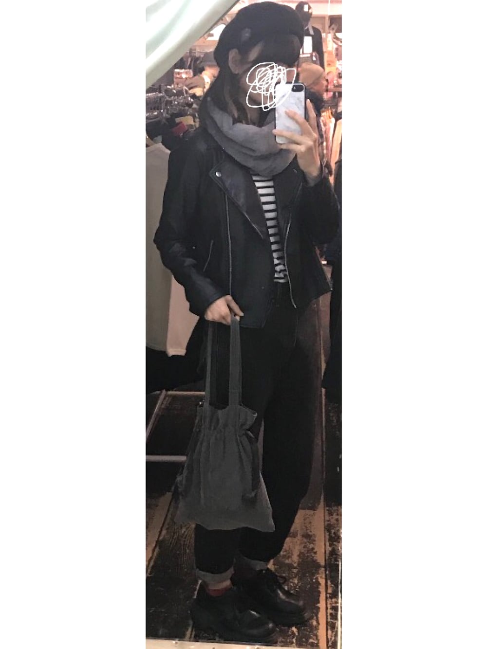 ブラック系のライダースジャケット、ブラック系のデニムパンツ、ブラック系のブーツを着用したレディースの秋コーディネートの1枚目の写真