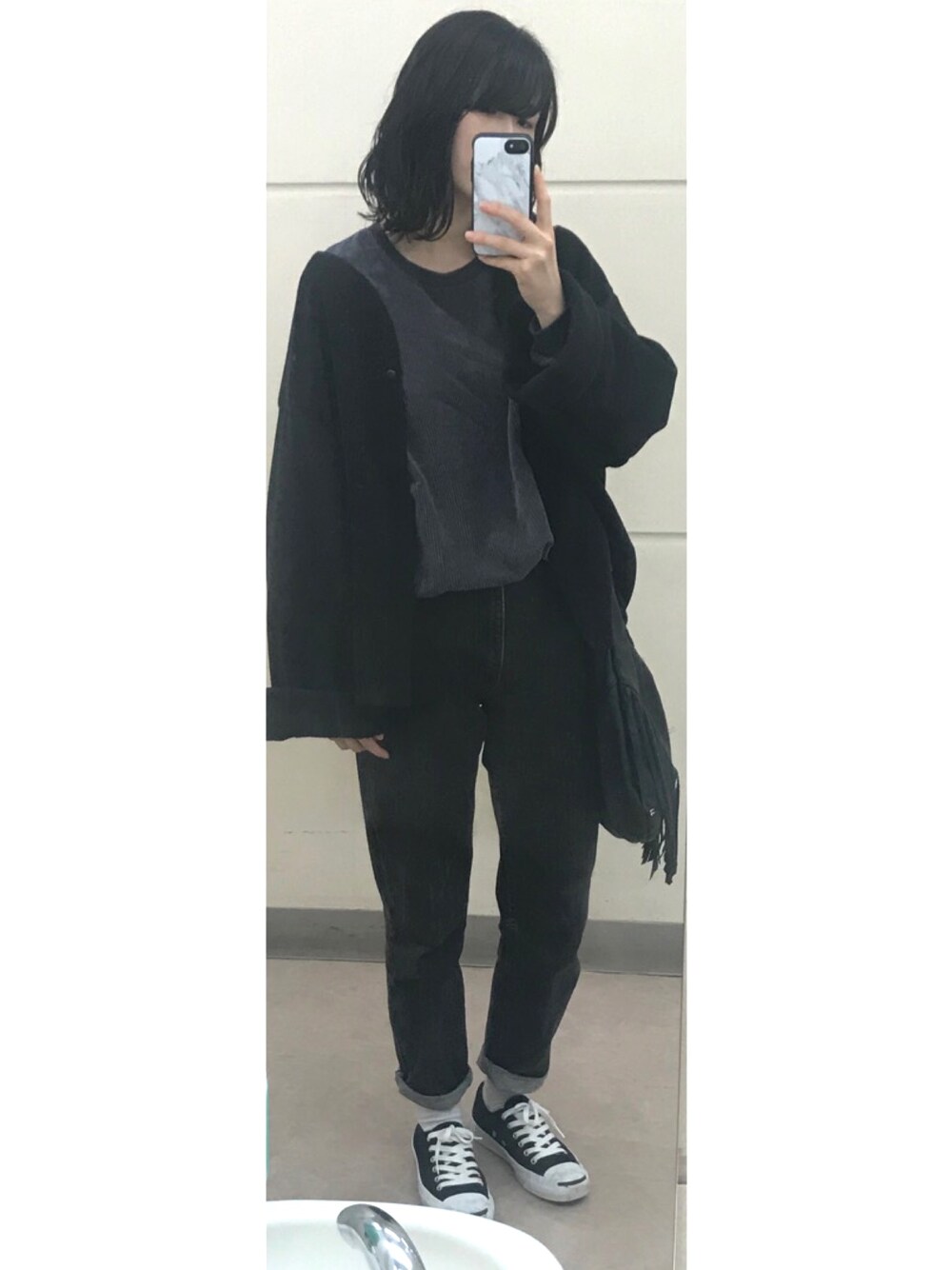 「オールブラック、Kastane、フリース、デニム、古着、ジャックパーセル、コンバース」｜「Kastaneのボリューム袖ナイロンパーカー（ナイロンジャケット、ブラック系）」を使った、sugaさん（レディース・163cm）の秋コーディネートの1枚目の写真