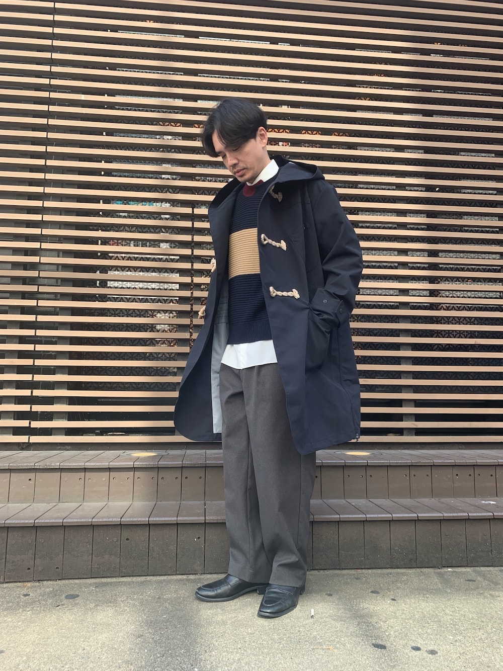 「ビッグシルエット、シンプル、ダッフルコート、スラックス、冬コーデ、レイヤードスタイル、ラフ、秋冬コーデ、CULLNI、karimor」｜「karrimorのアイテム（ダッフルコート、ブラック系）」を使った、Guaさん（メンズ・177cm）の秋コーディネートの1枚目の写真
