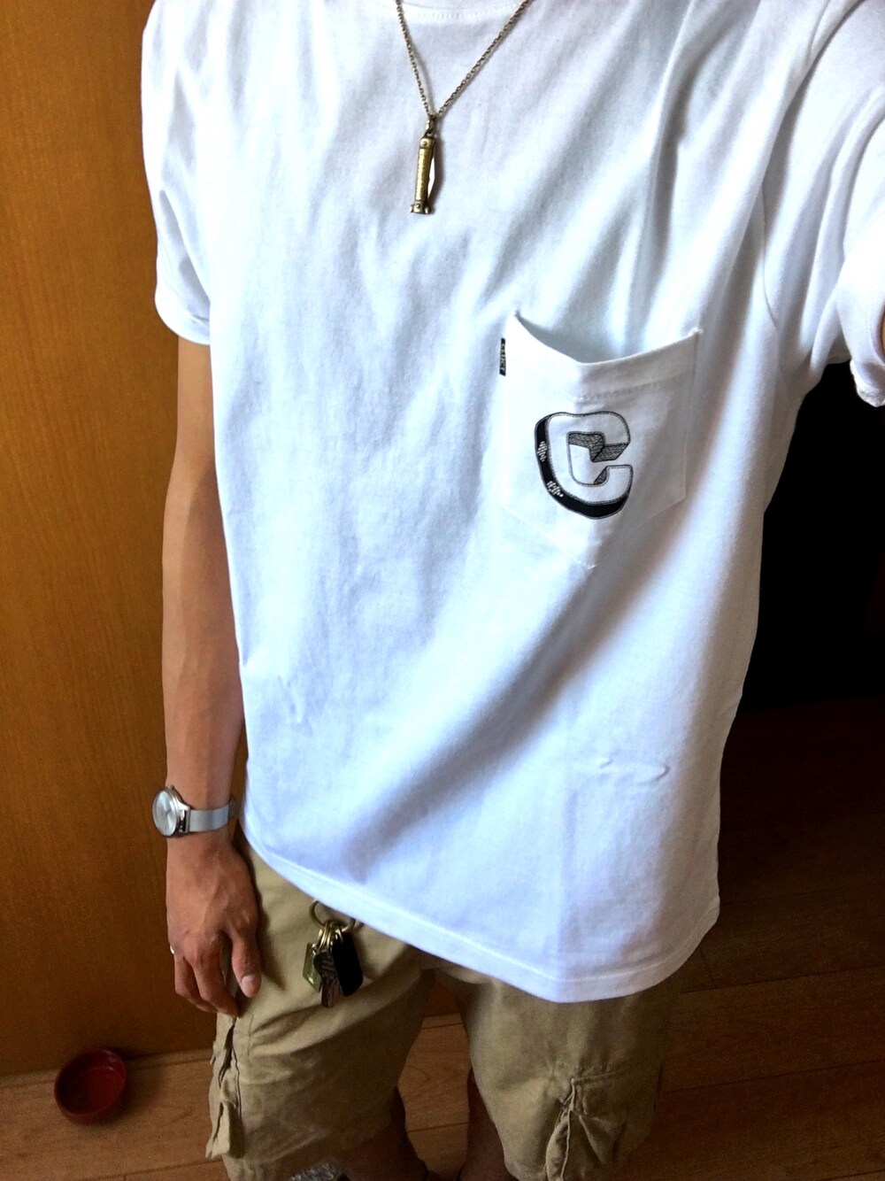 「夏、シンプル、白Tシャツ、休日スタイル」｜「CLUCTのSTAB NECKLACE（ネックレス、ゴールド系）」を使った、うーさんさん（メンズ・183cm）の春コーディネートの1枚目の写真