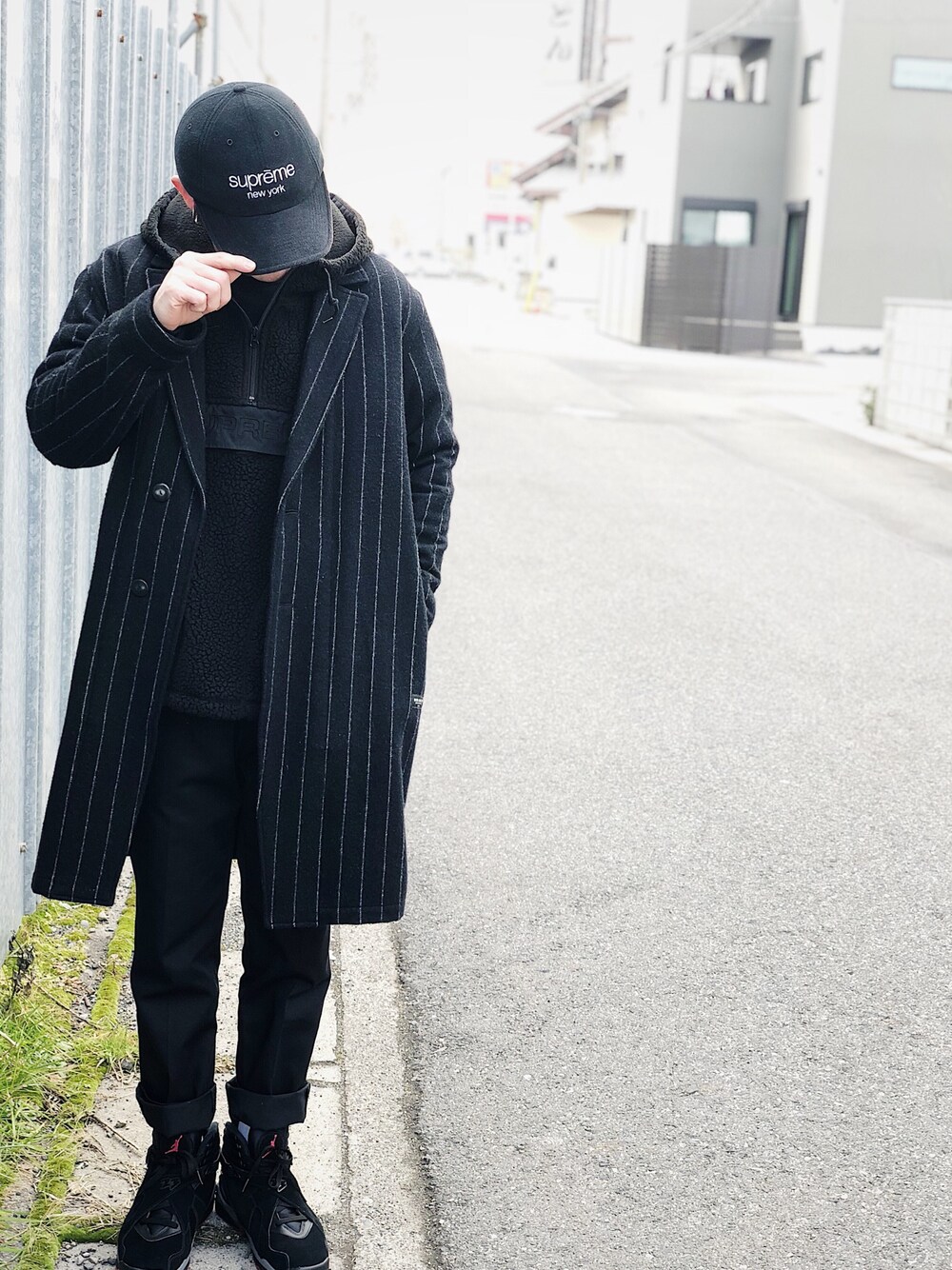 「冬、黒、ストリート、ビックシルエット、パーカー、ロールアップ、キャップ、ブラックコーデ、スニーカーコーデ、ストリートMIX」｜「RUDE GALLERYのアイテム（チェスターコート、ブラック系）」を使った、tAkE$hIさん（メンズ・172cm）の冬コーディネートの1枚目の写真