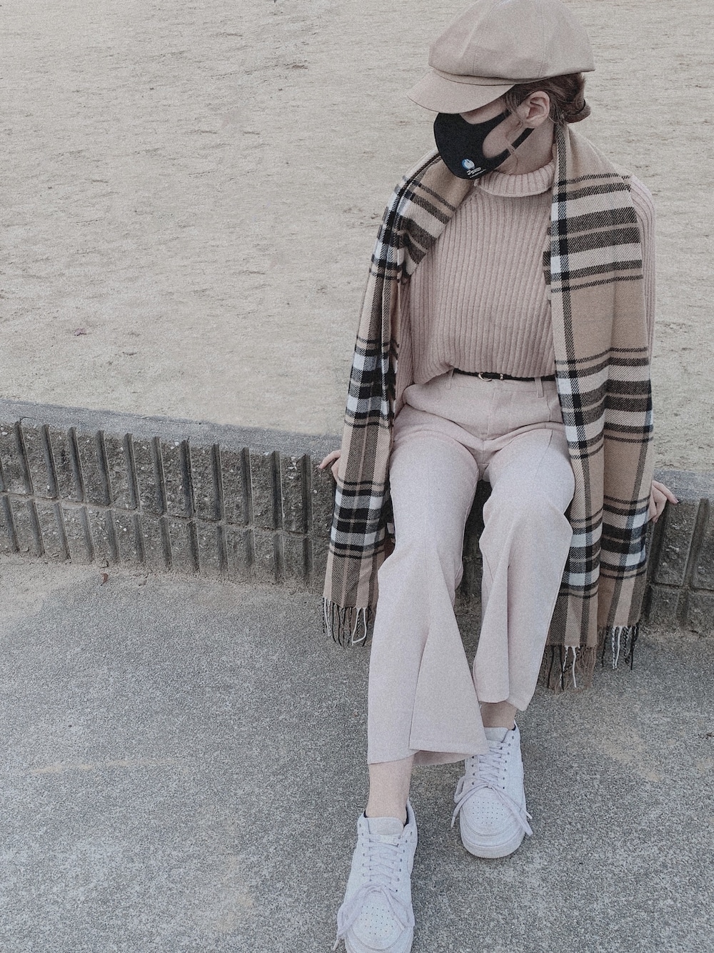 ホワイト系のスニーカー、ホワイト系のパンツ、ブラウン系のストール/ショールを着用したレディースの秋コーディネートの1枚目の写真