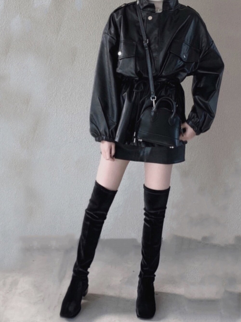 「冬のコーデ、冬、大人コーデ、ブラック、オーバーサイズ」｜「chuuのNEW パーフェクトフォトショップ 18FW boots vol.1（シューズ、ブラック系）」を使った、Tさん（レディース・165cm）の冬コーディネートの1枚目の写真