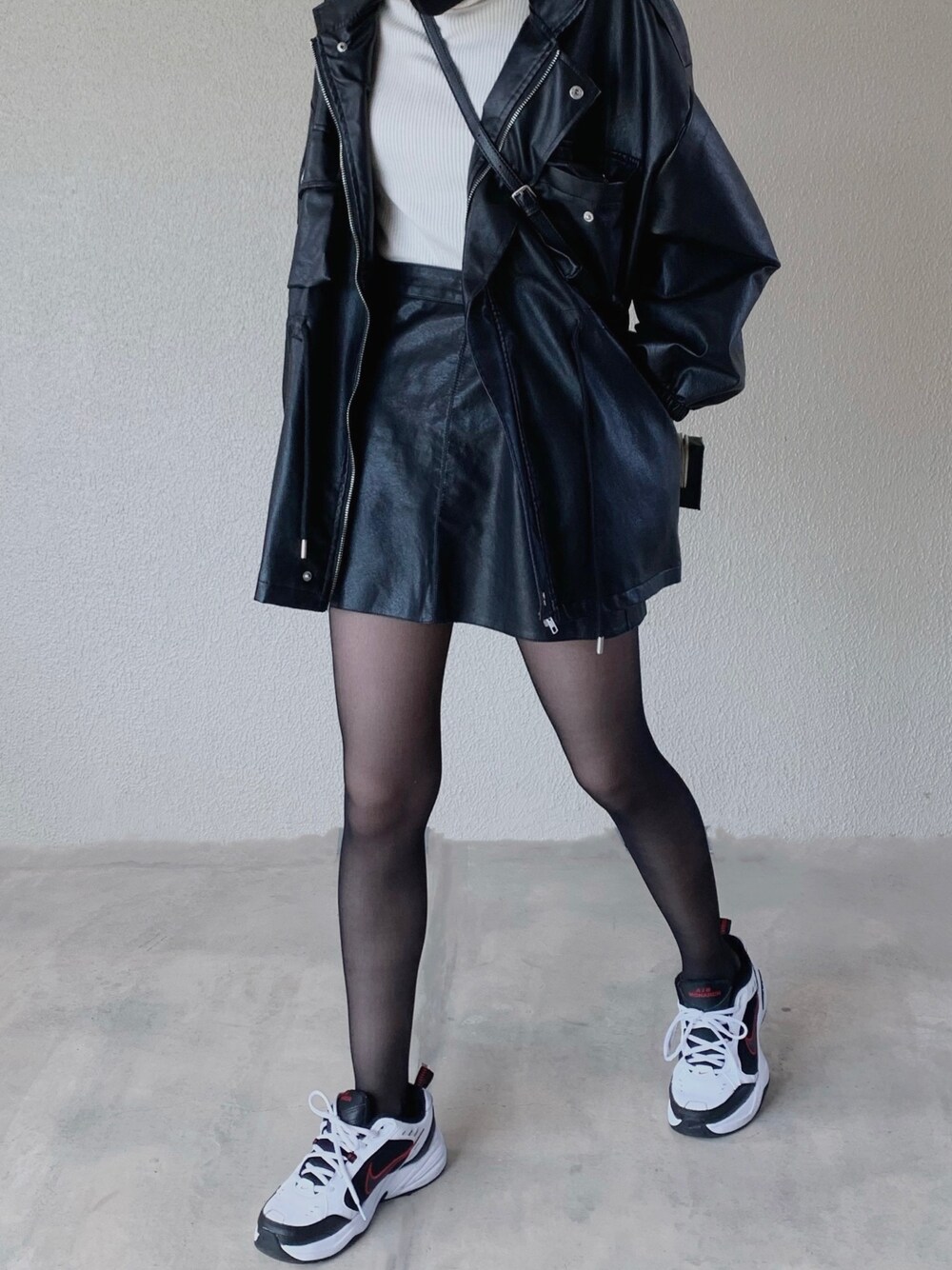 「chuuのCHUU(チュー)エコレザーミニスカート（スカート、ブラック系）」を使った、Tさん（レディース・165cm）の冬コーディネートの1枚目の写真