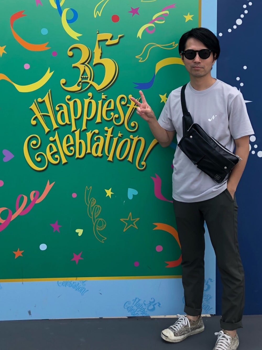 「ディズニーランド、夏、ラフ、カジュアル、スニーカー、暑い、サングラス、nano・universe、PORTER、NUMBER (N)INE」｜「NUMBER (N)INE DENIMの【NUMBER (N)INE DENIM】別注N音符ワンポイントプリントTシャツ（Tシャツ/カットソー、グレー系）」を使った、asamiさん（メンズ・170cm）の夏コーディネートの1枚目の写真