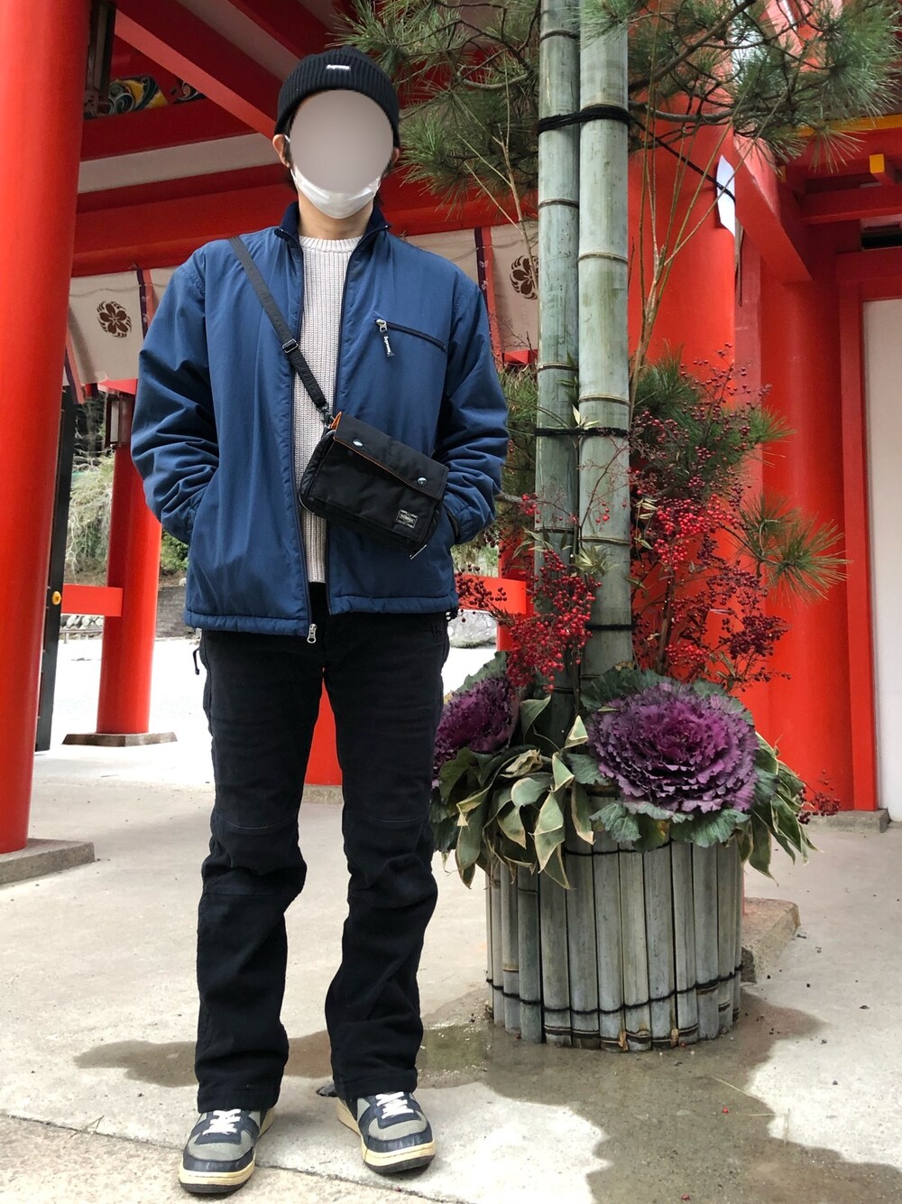 「休日スタイル、カジュアルコーデ、シンプル、オトナカジュアル、低身長、ベージュ、黒、ラフ、初詣、近江神宮」｜「NIKEのアイテム（スニーカー、グレー系）」を使った、asamiさん（メンズ・170cm）の冬コーディネートの1枚目の写真