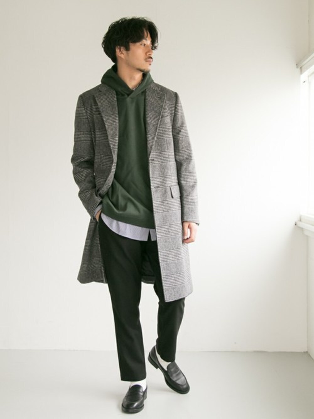 「重ね着、チェスターコート、パーカー、ローファー、冬コーデ、大人カジュアル、Champion、ストライプシャツ、グレンチェック、URBAN RESEARCH」｜「URBAN RESEARCHのウール/カシミヤ チェスターコート（チェスターコート、その他）」を使った、nagayaさん（メンズ・175cm）の秋コーディネートの1枚目の写真