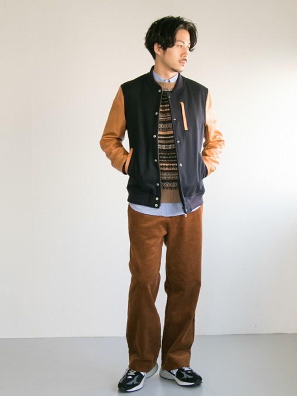 「スタジャン、重ね着、シャツ、New Balance、冬コーデ、大人カジュアル、コーデュロイパンツ、ワイドパンツ、ニットベスト、URBAN RESEARCH」｜「URBAN RESEARCHのメルトン/ラムレザースタジャン（スタジャン、ブルー系）」を使った、nagayaさん（メンズ・175cm）の秋コーディネートの1枚目の写真