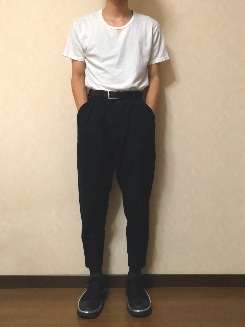 ホワイト系のTシャツ/カットソー、ブラック系のその他パンツ、ブラック系のスニーカーを着用したメンズの秋コーディネートの1枚目の写真