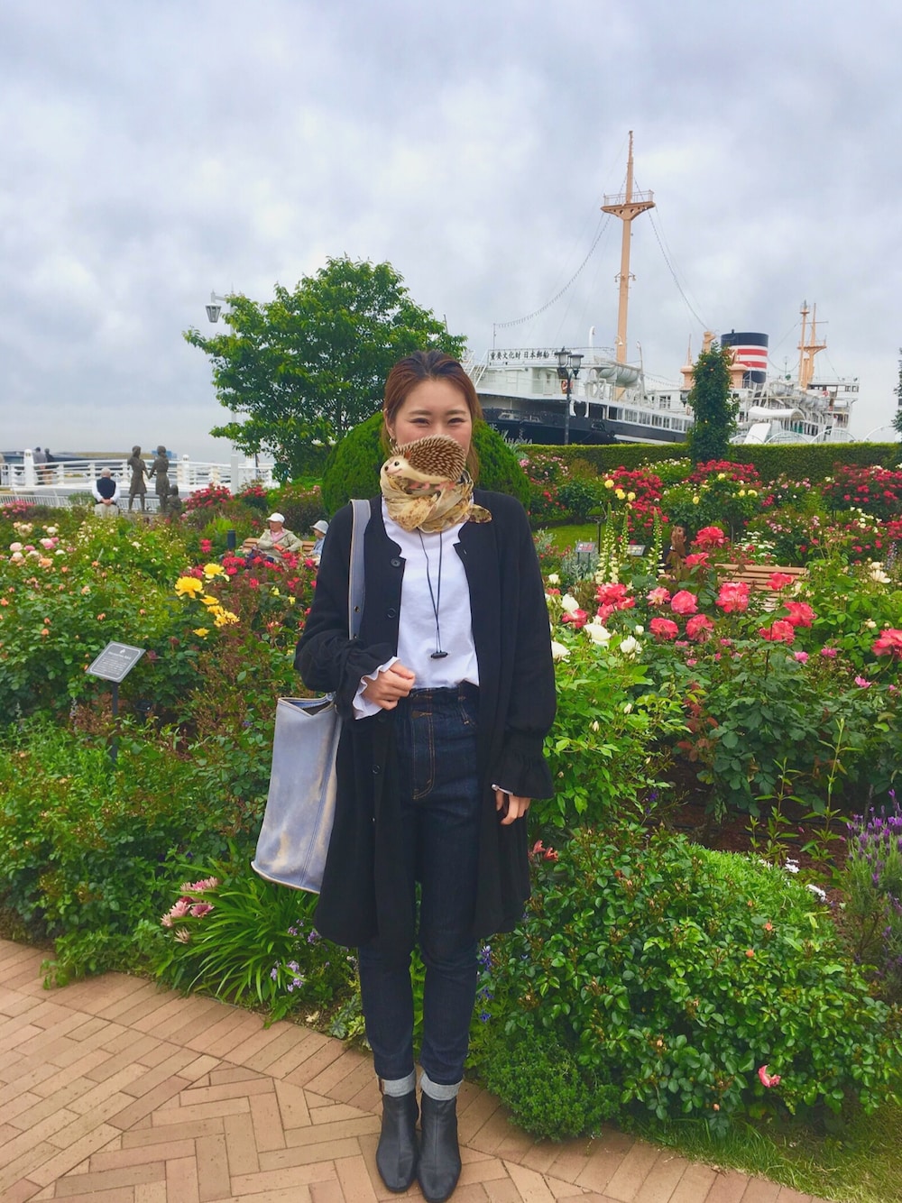 「休日スタイル、ゆるコーデ、ラフ、スカーフ、オトナカジュアル、散歩、横浜、薔薇、きれいめカジュアル」｜「RNAのM0644 ボリュームスリーブTシャツ（Tシャツ/カットソー、ホワイト系）」を使った、xxxさん（レディース・161cm）の春コーディネートの1枚目の写真