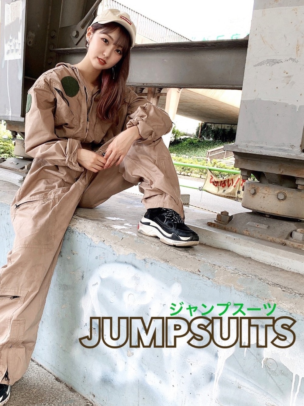 「大人カジュアル、夏、大人コーデ、シンプル、きれいめカジュアル、古着MIX、古着、ミリタリー、ジャンプスーツ、つなぎ」｜「VINTAGEのアイテム（つなぎ/オールインワン、ベージュ系）」を使った、manekikkoさん（レディース・160cm）の夏コーディネートの1枚目の写真