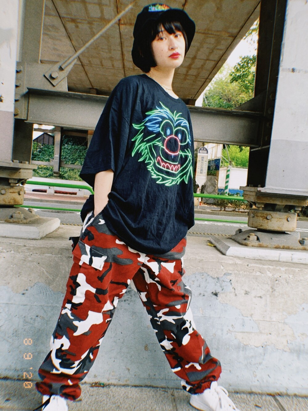 「ミリタリー、カモフラ、パンツスタイル、ストリート、スケーター、赤、キャラクター、セサミストリート、古着、バケットハット」｜「VINTAGEのアイテム（Tシャツ/カットソー、ブラック系）」を使った、manekikkoさん（レディース・161cm）の夏コーディネートの1枚目の写真