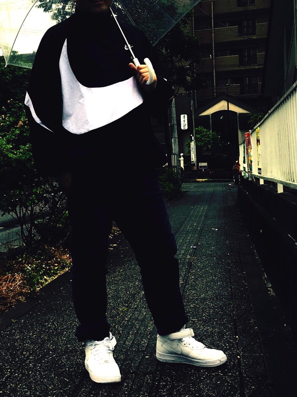 「ナイキ、アノラック、NIKE、ナイロンジャケット、エアフォース1、雨の日コーデ、bigswoosh、street、airforce1、THE NORTH FACE」｜「NIKEのアイテム（ナイロンジャケット、ブラック系）」を使った、マーさん（メンズ・177cm）の夏コーディネートの1枚目の写真